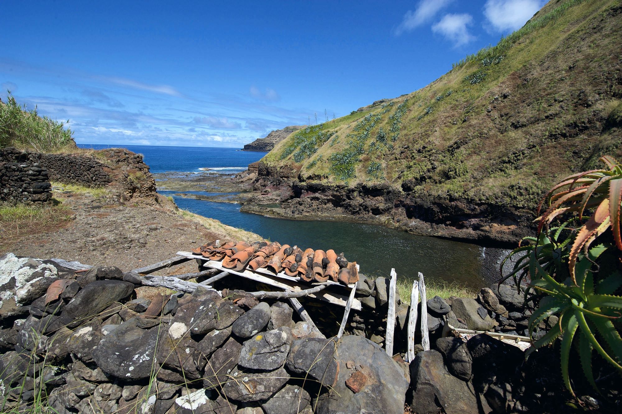 Alte Mühlenruinen in der Baía do Tagarete
