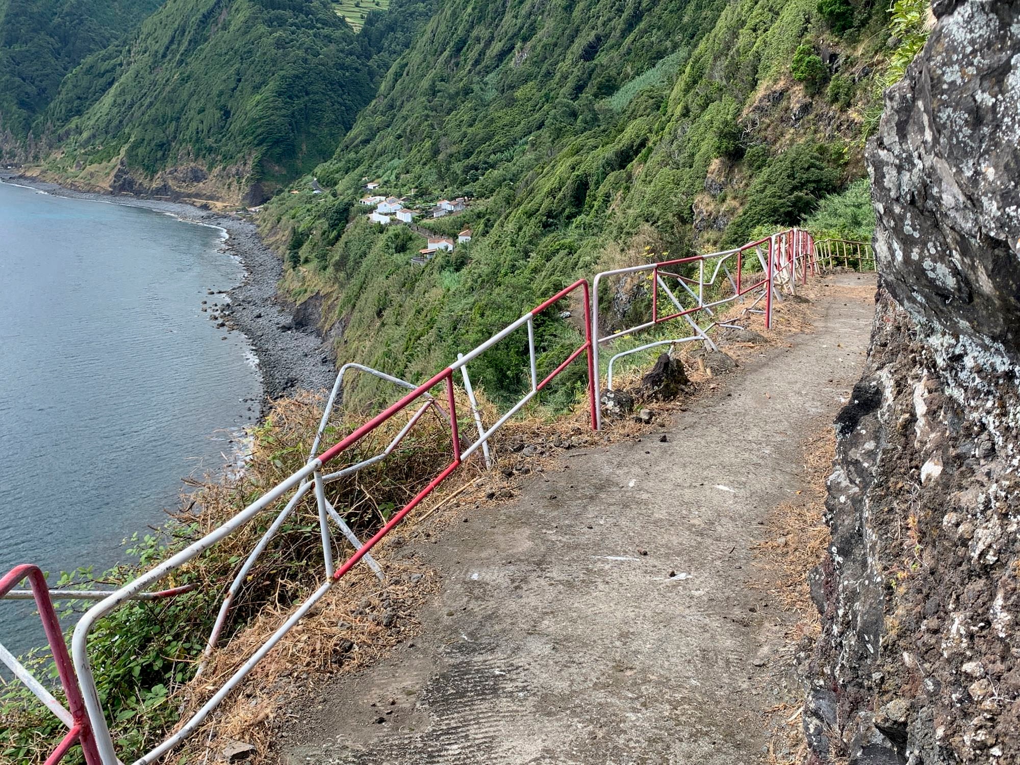ein exponierter Pfad führt nach Fajã do Araújo