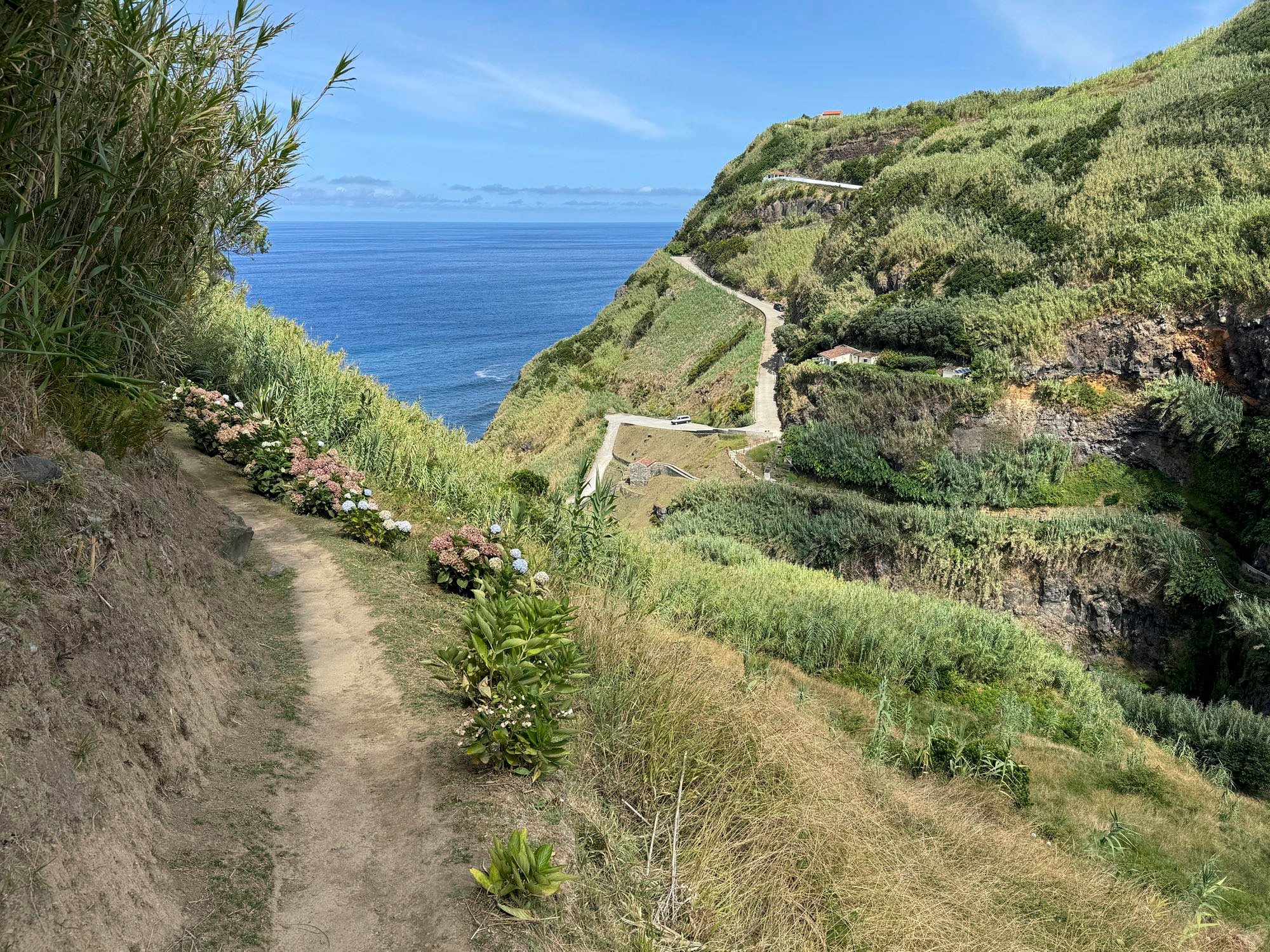 Abstieg an den Ribeira do Cachaço