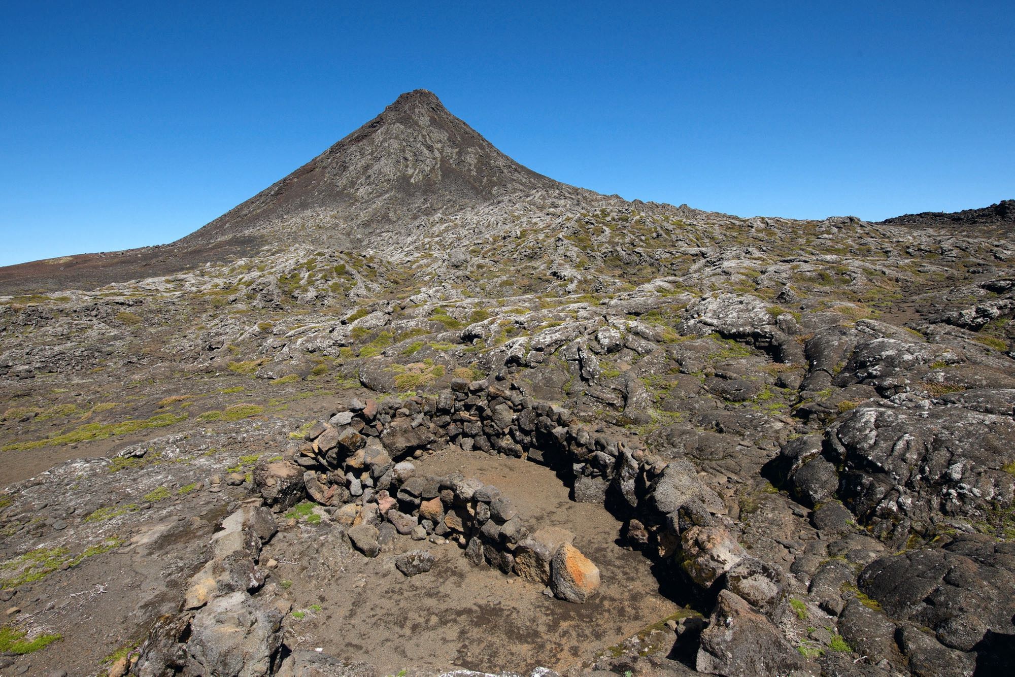 Krater des Pico mit einer geschützten Übernachtungsstelle