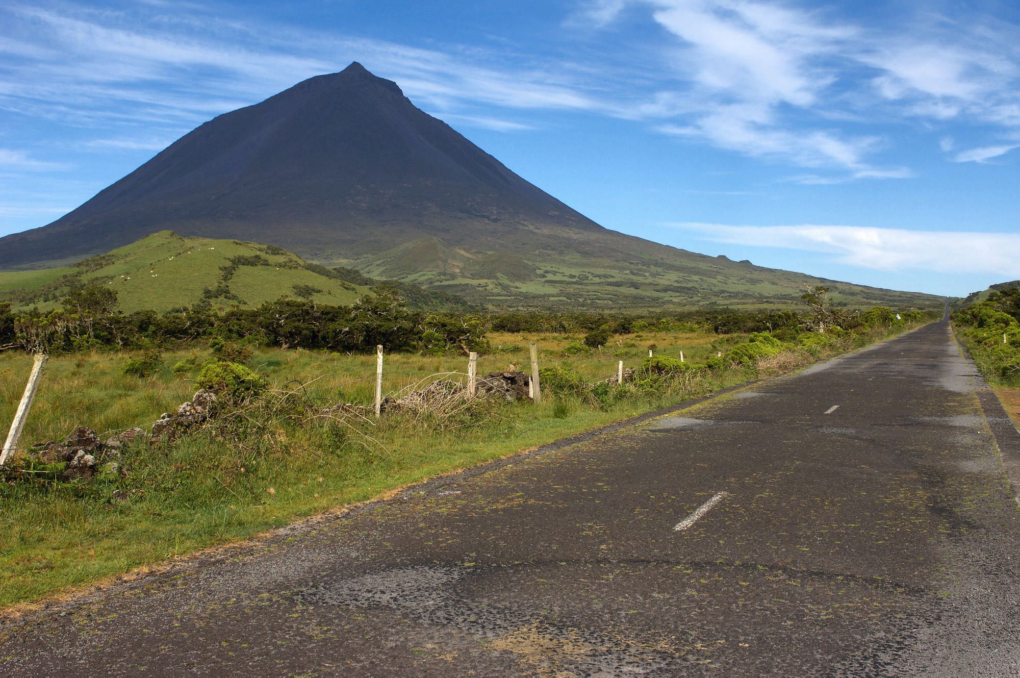 Die Hochlandstraße ER3 führt kerzengerade am Pico vorbei