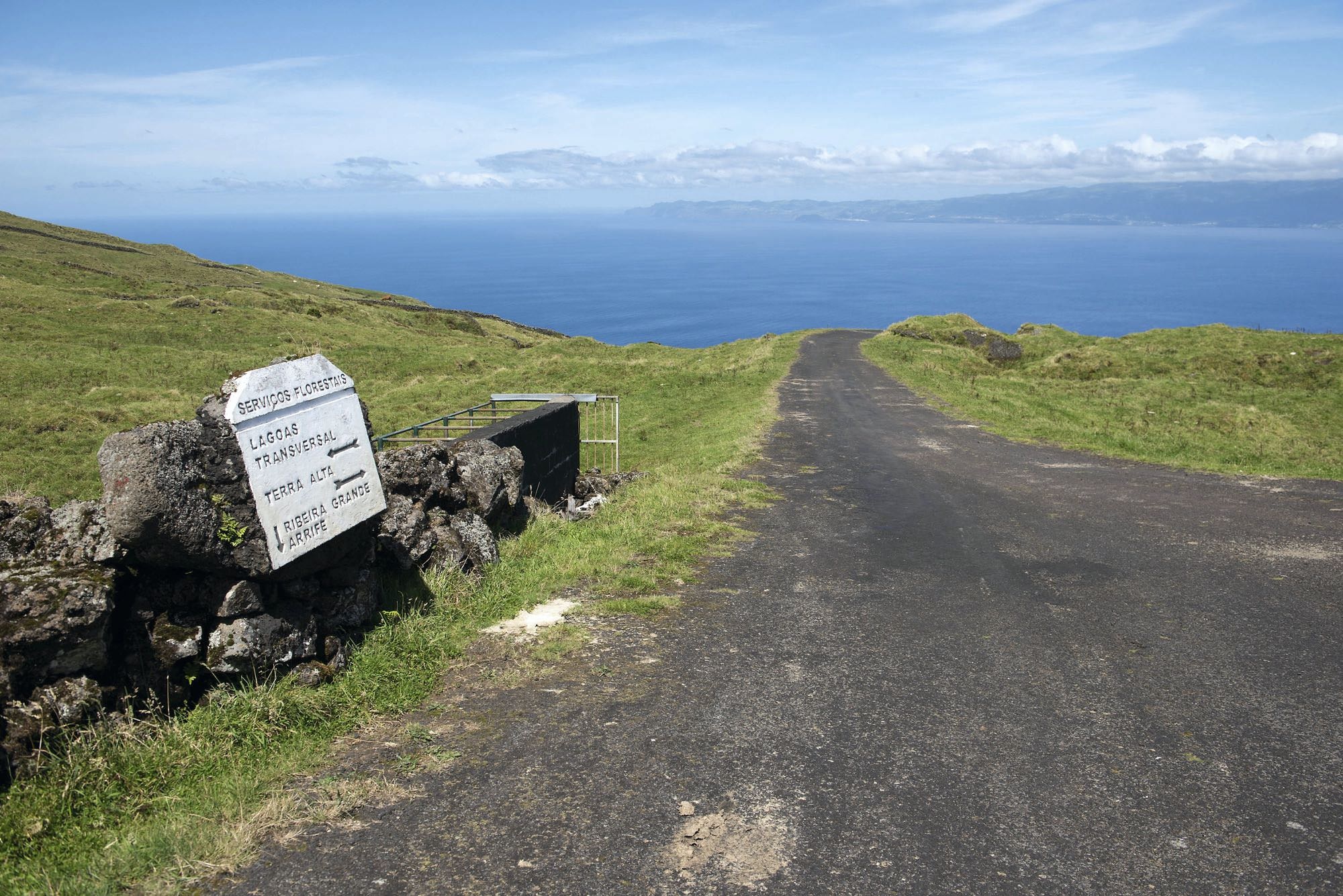 Auf dem Höhenweg reicht der Blick über den Kanal bis nach São Jorge