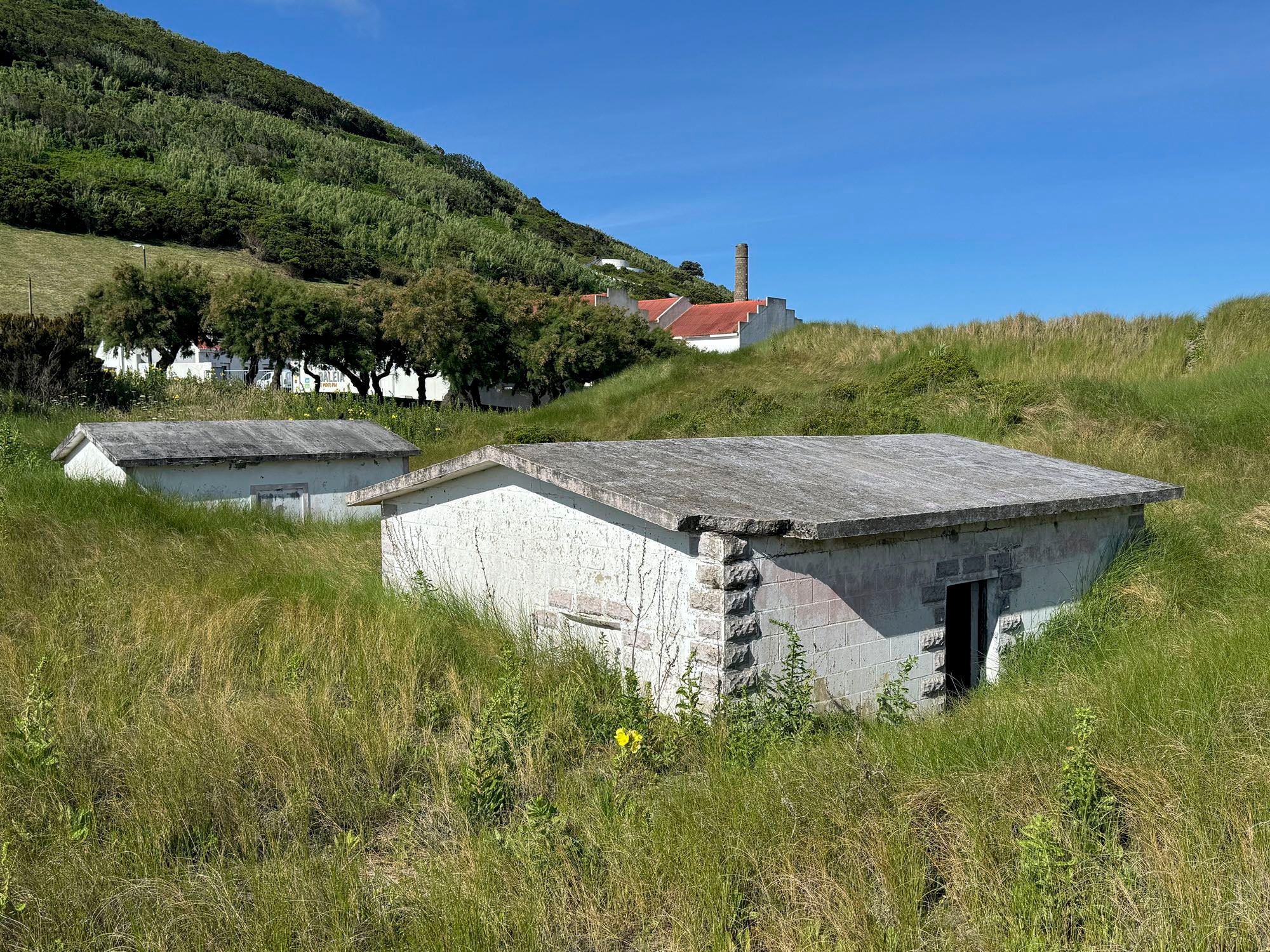 Die alten Kabelkopfstationen verschwinden in den Sanddünen