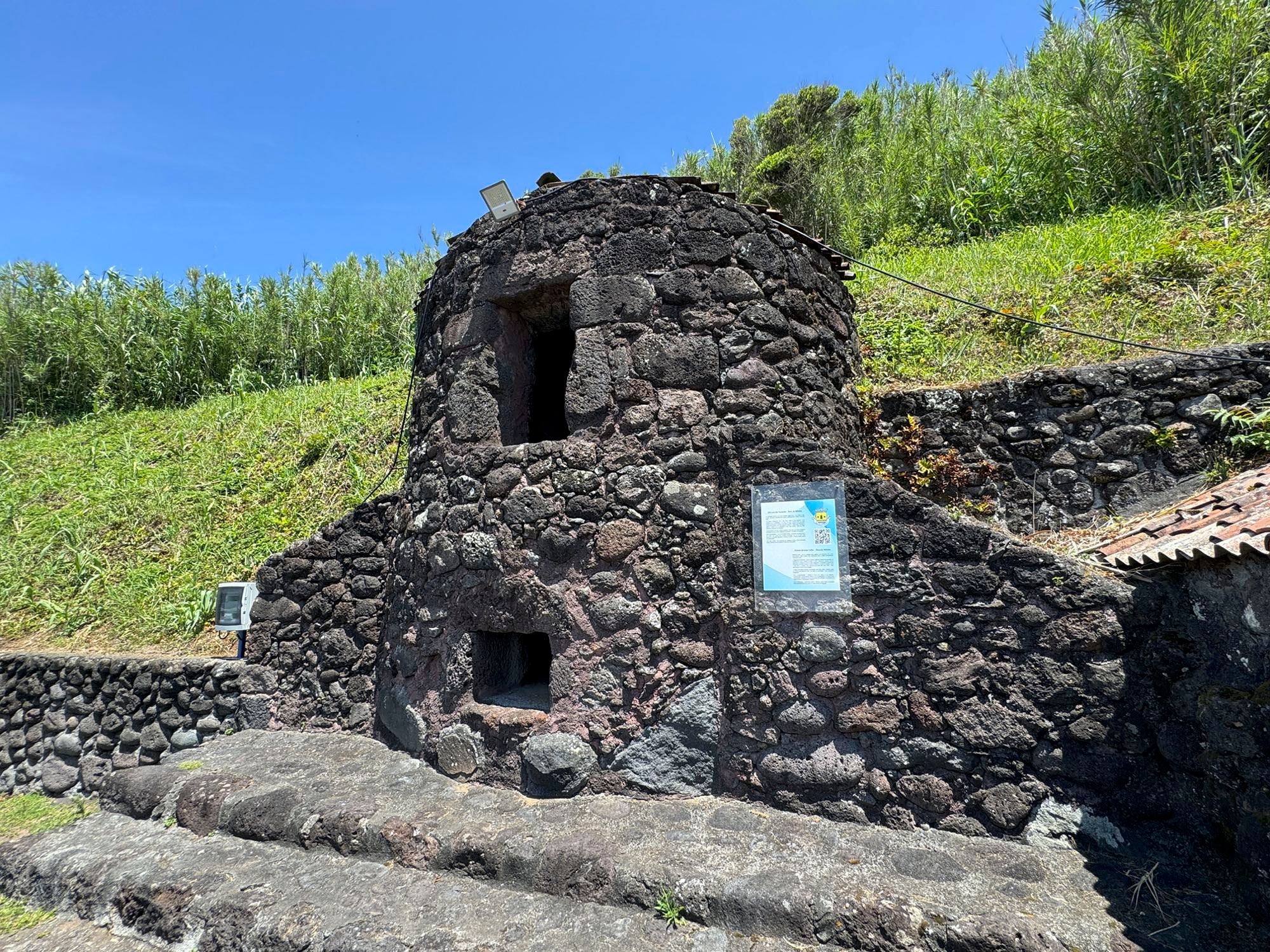 Alter Brennofen am Porto da Boca da Ribeira