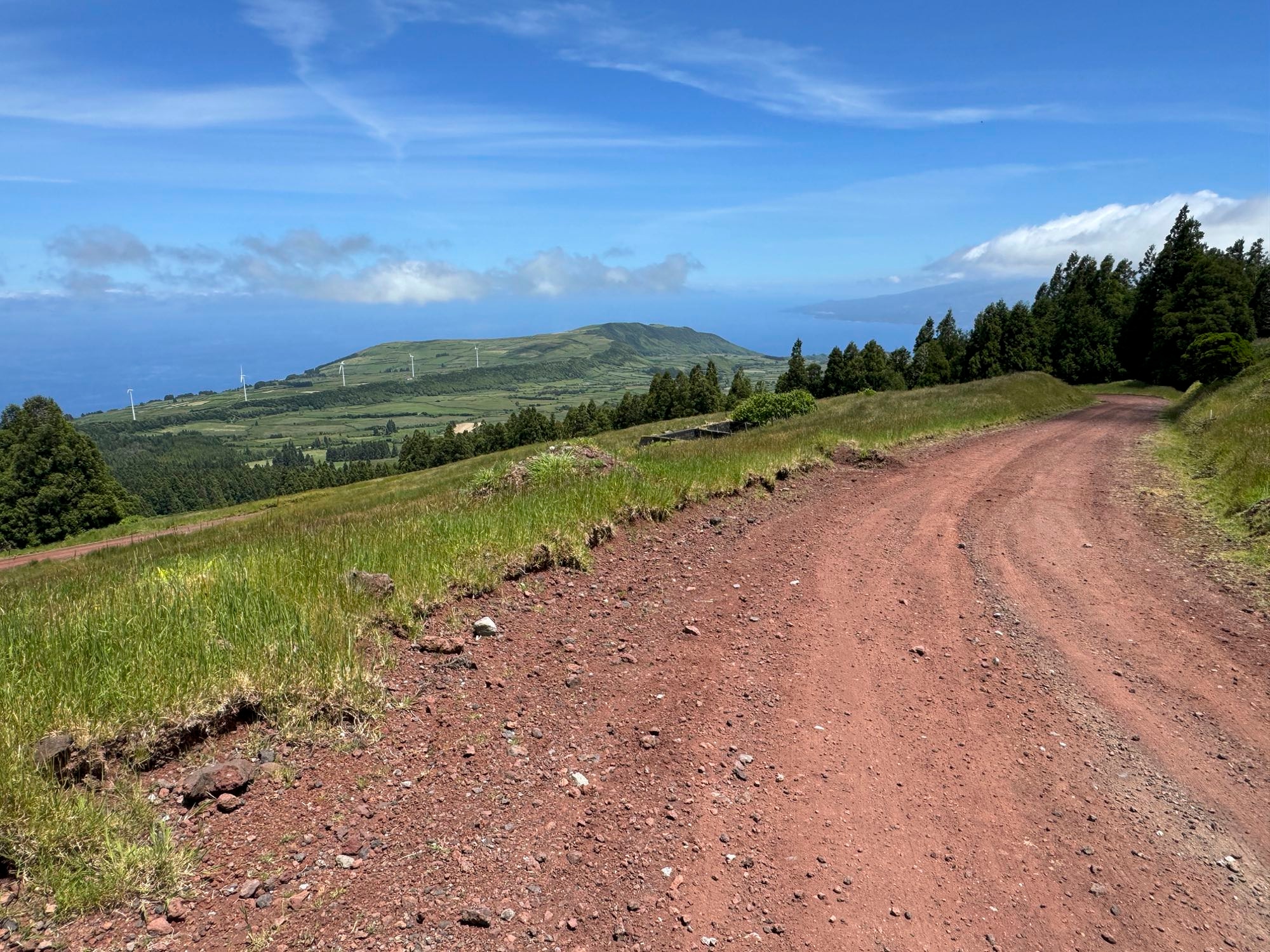 Eine staubige Schotterpiste führt am Osthang der Caldeira abwärts