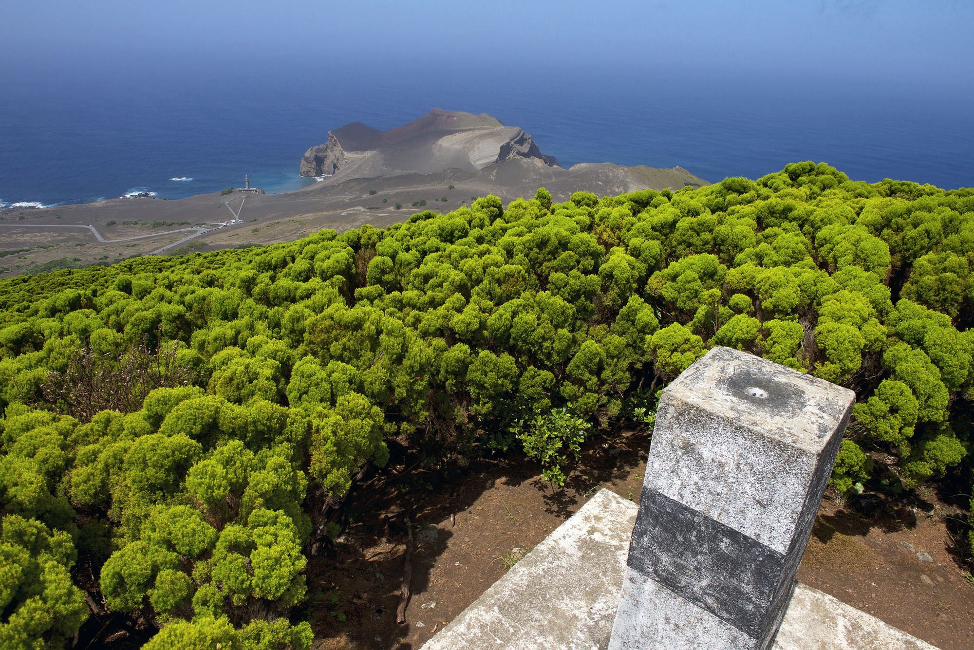 Blick vom Cabeço do Canto auf die Ponta dos Capelinhos