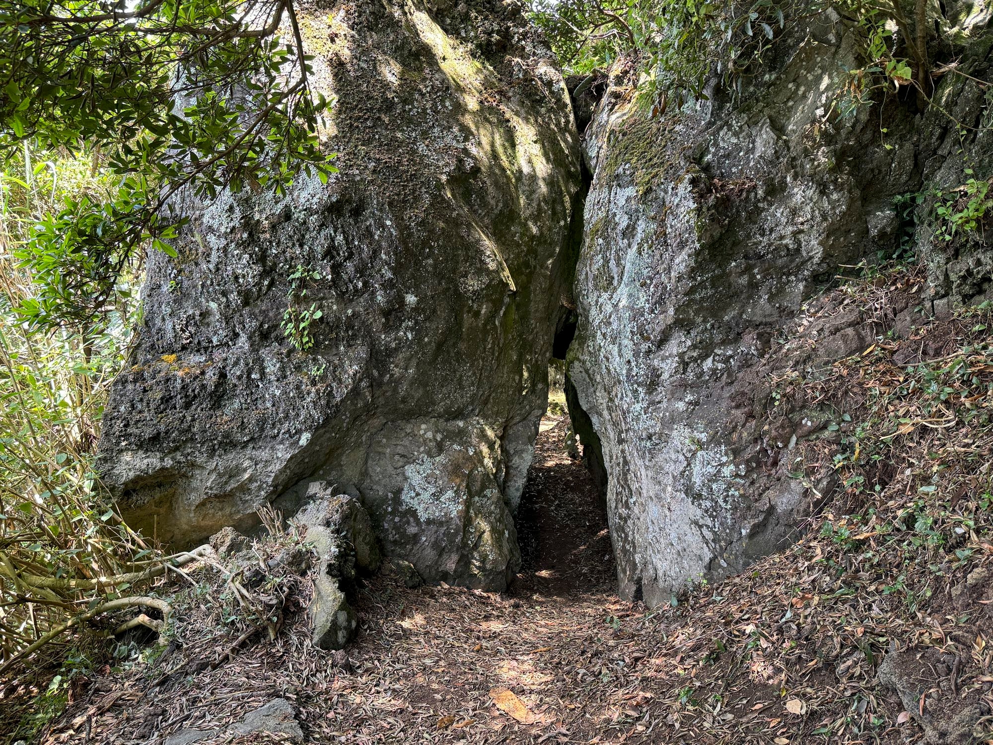 Auf dem Weg nach Fajã Grande muss man durch ein schmales Felsloch schlüpfen