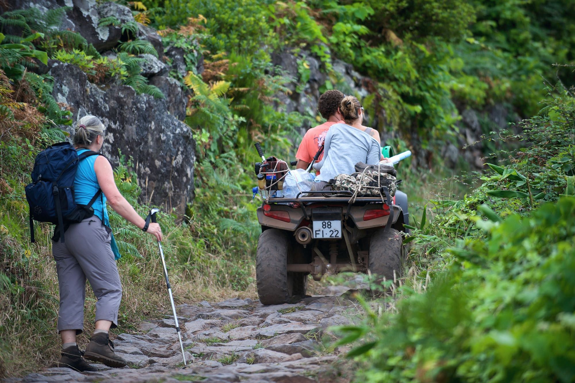 Auf dem Weg nach Fajã da Caldeira Santo Cristo verkehren viele Quads