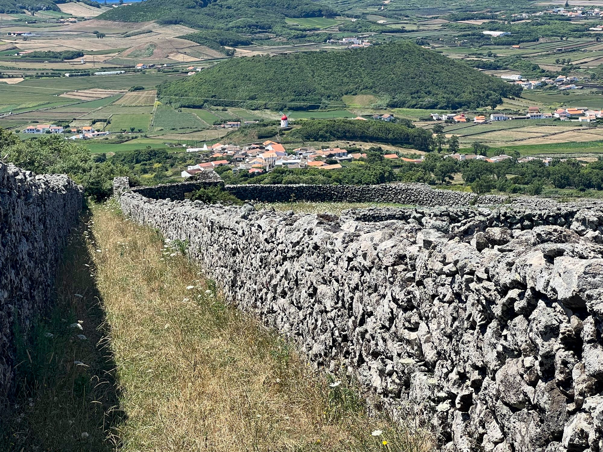 alter Saumweg mit Blick auf Fontes