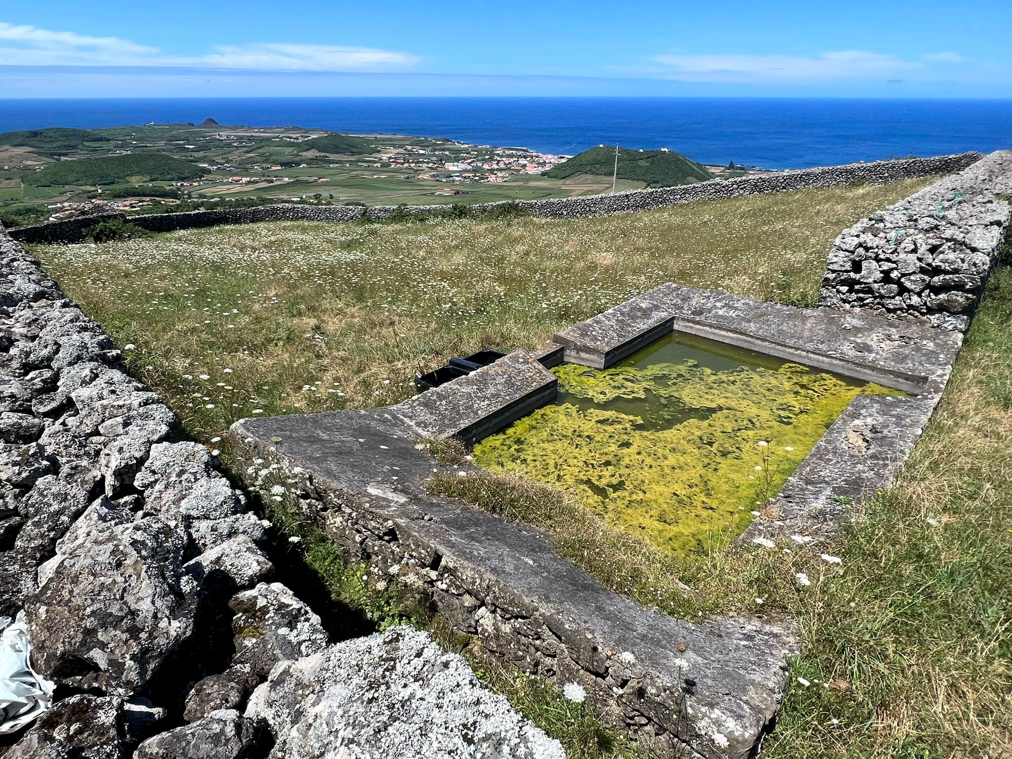 Wegabschnitt bei Fontes mit Blick auf Santa Cruz