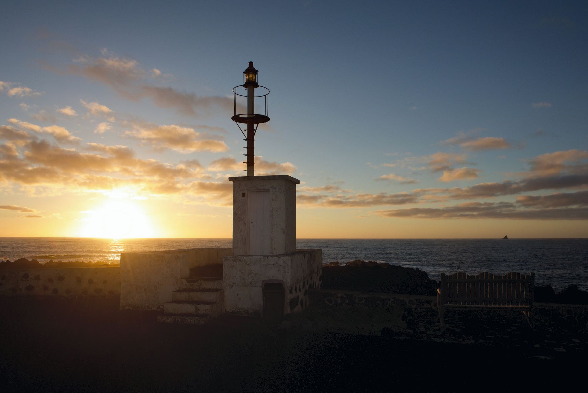 Leuchtfeuer am Hafen von Fajã Grande