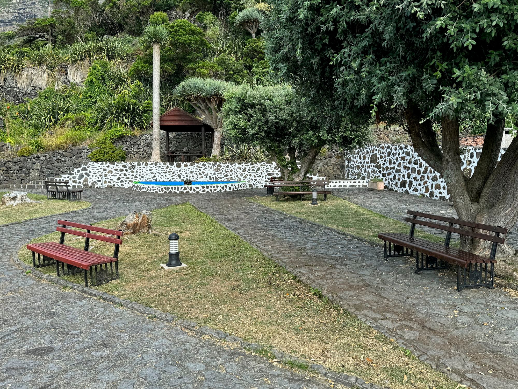 Dorfplatz im Zentrum von Fajã Grande