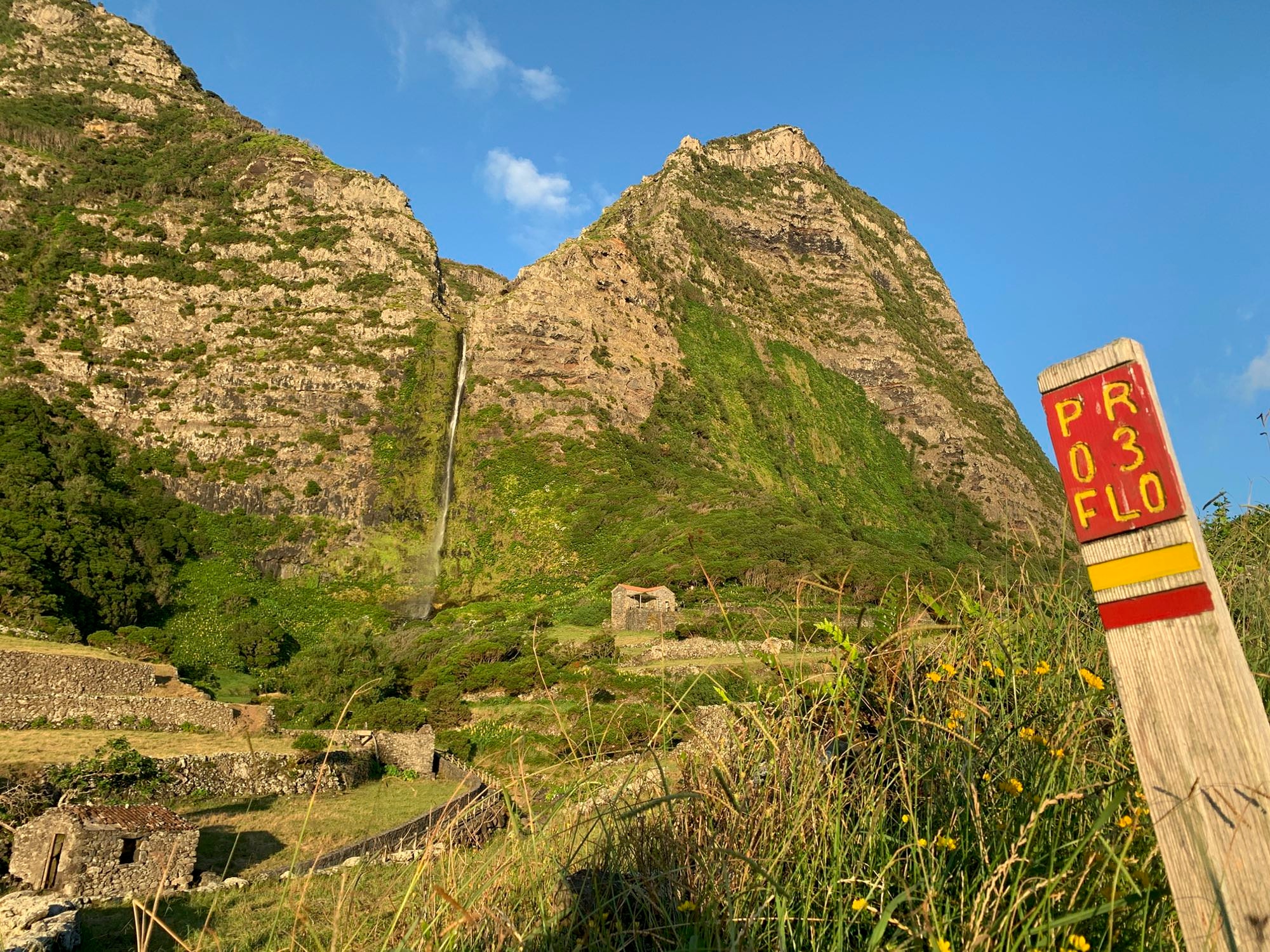 Blick zurück auf die Steilwand oberhalb von Fajã Grande