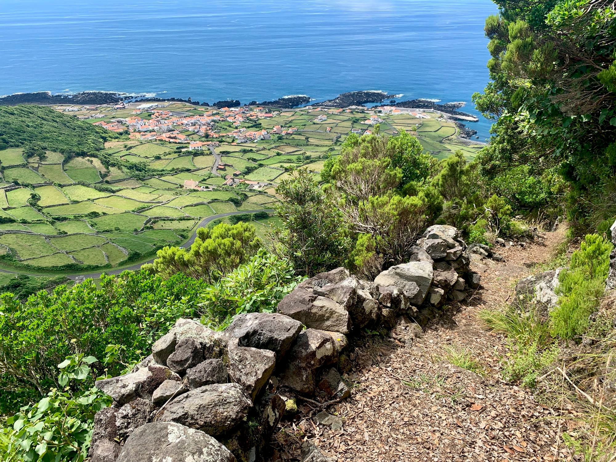 Abstieg aus dem Hochland mit Blick auf Fajã Grande