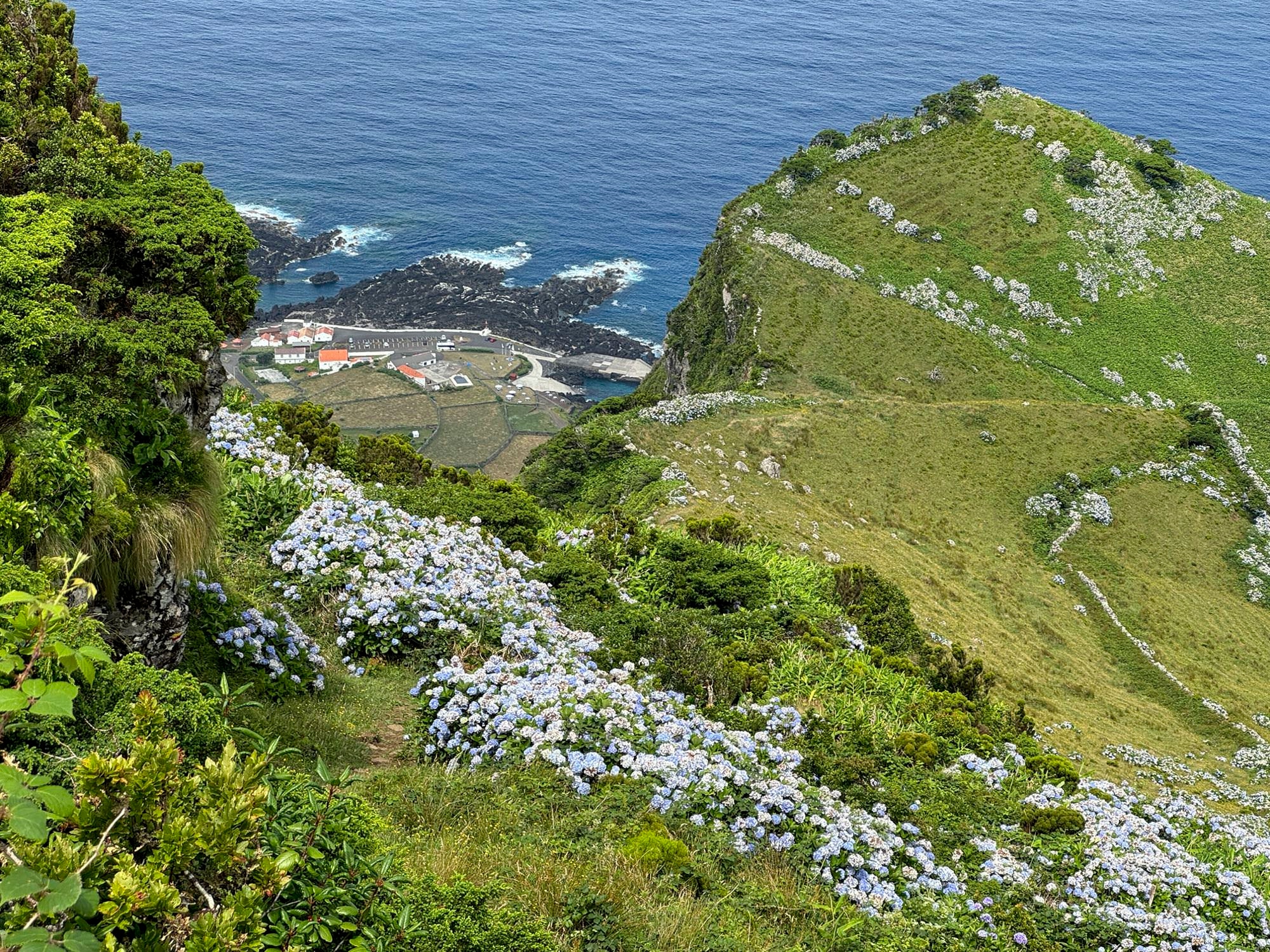 Im Abstieg erkennt man bereits Fajã Grande