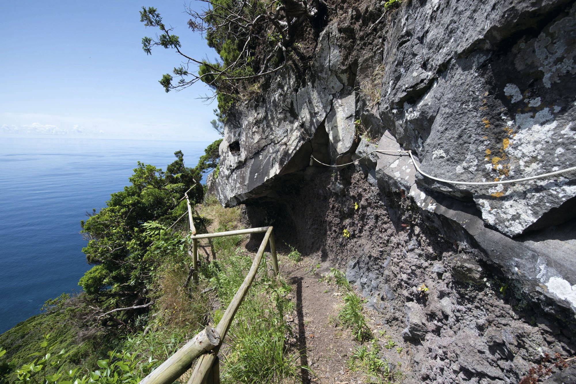 Exponierter Wegabschnitt oberhalb von Ponta da Fajã