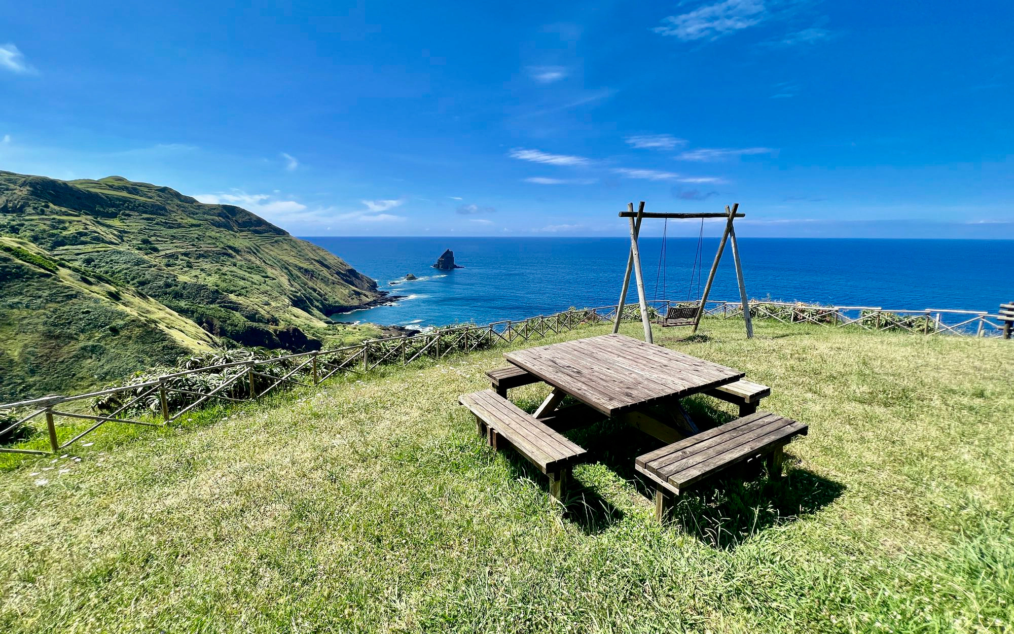 Picknickplatz oberhalb der Baía do Tagarete