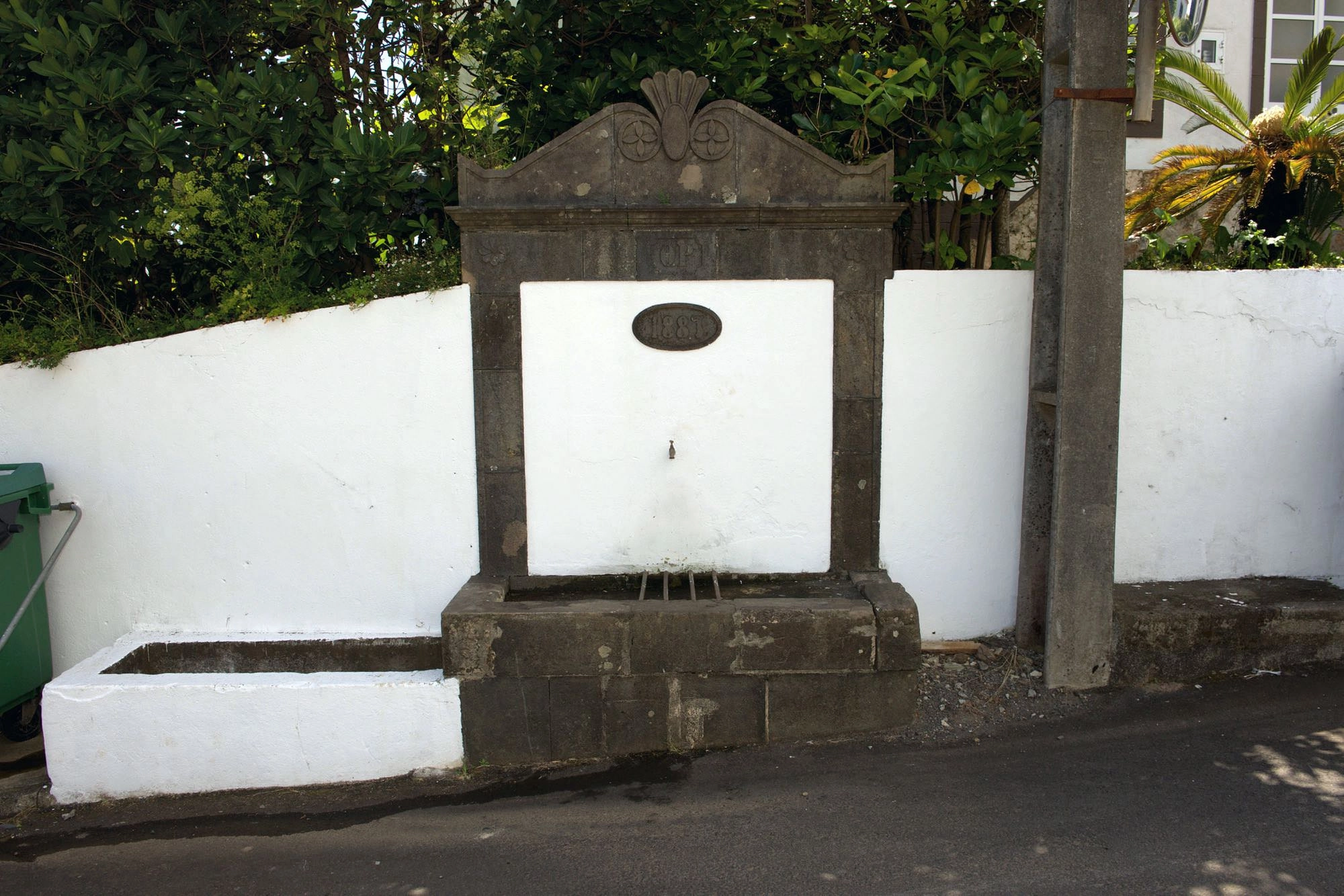 Am Brunnen zweigt die Dorfstraﬂe nach Ribeira dos Barqueiros ab