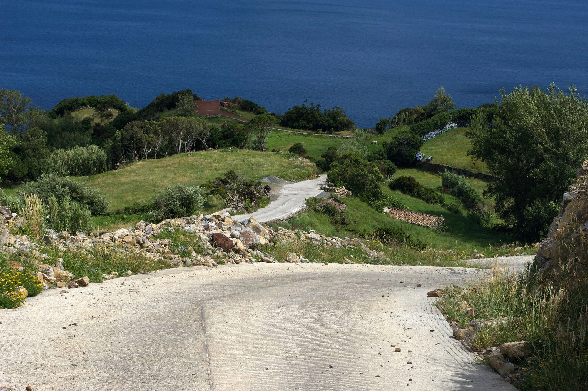 Eine steile Betonstraße führt von Caveira hinab