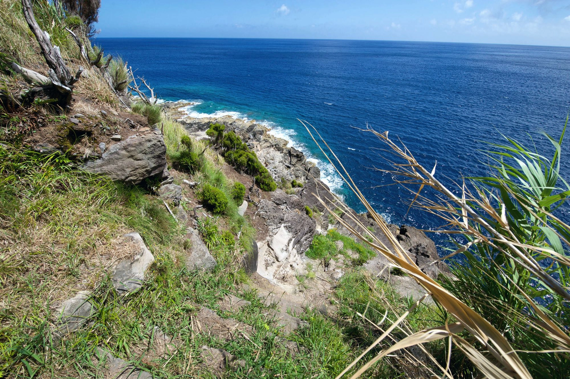 Steile Treppen führen an die Ponta da Caveira