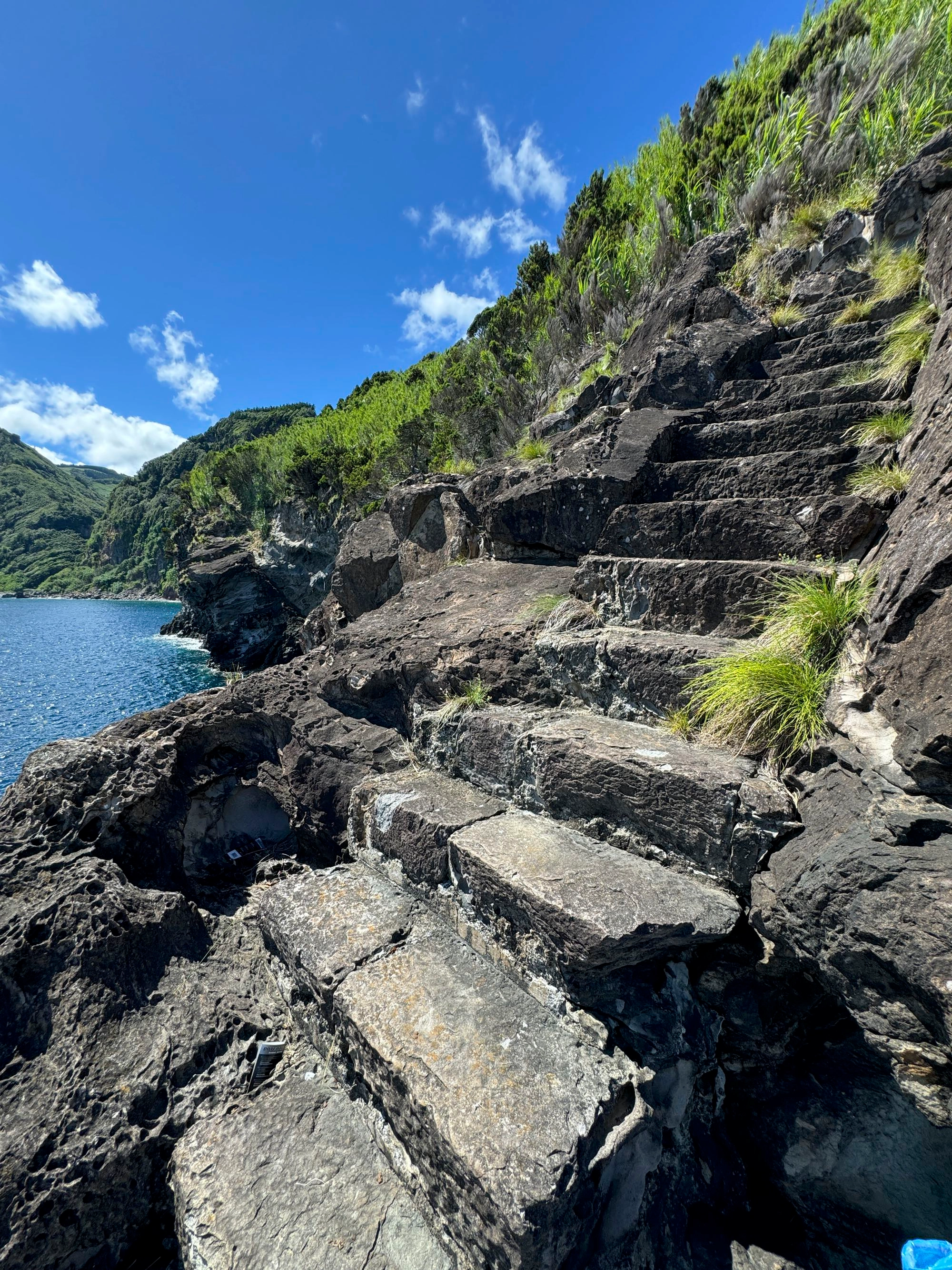 Steile Treppen führen an die Ponta da Caveira