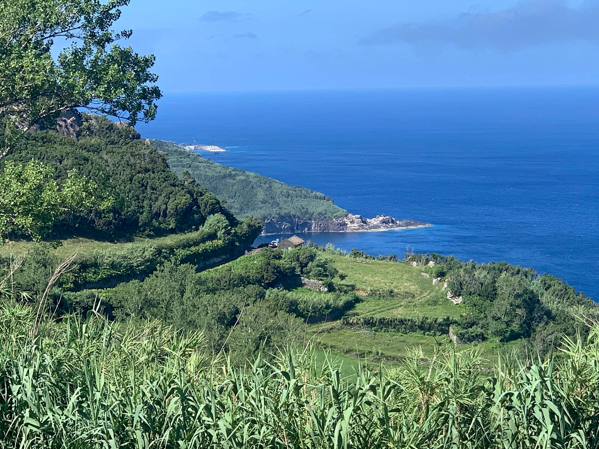 Der Blick reicht über die Ponta da Caveira bis nach Santa Cruz