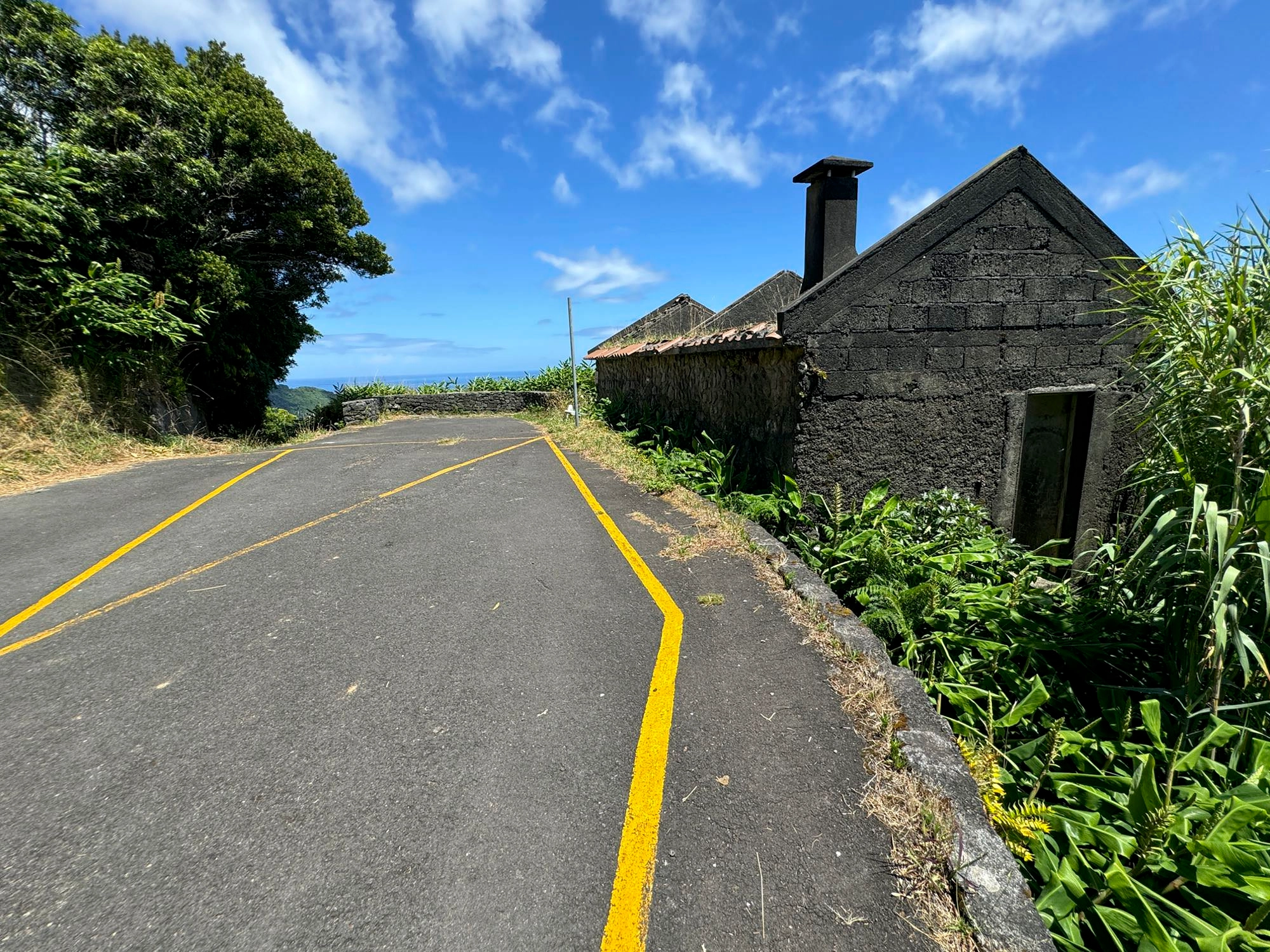Am Wendeplatz am Ende der Stichstraße beginnt der Abstieg