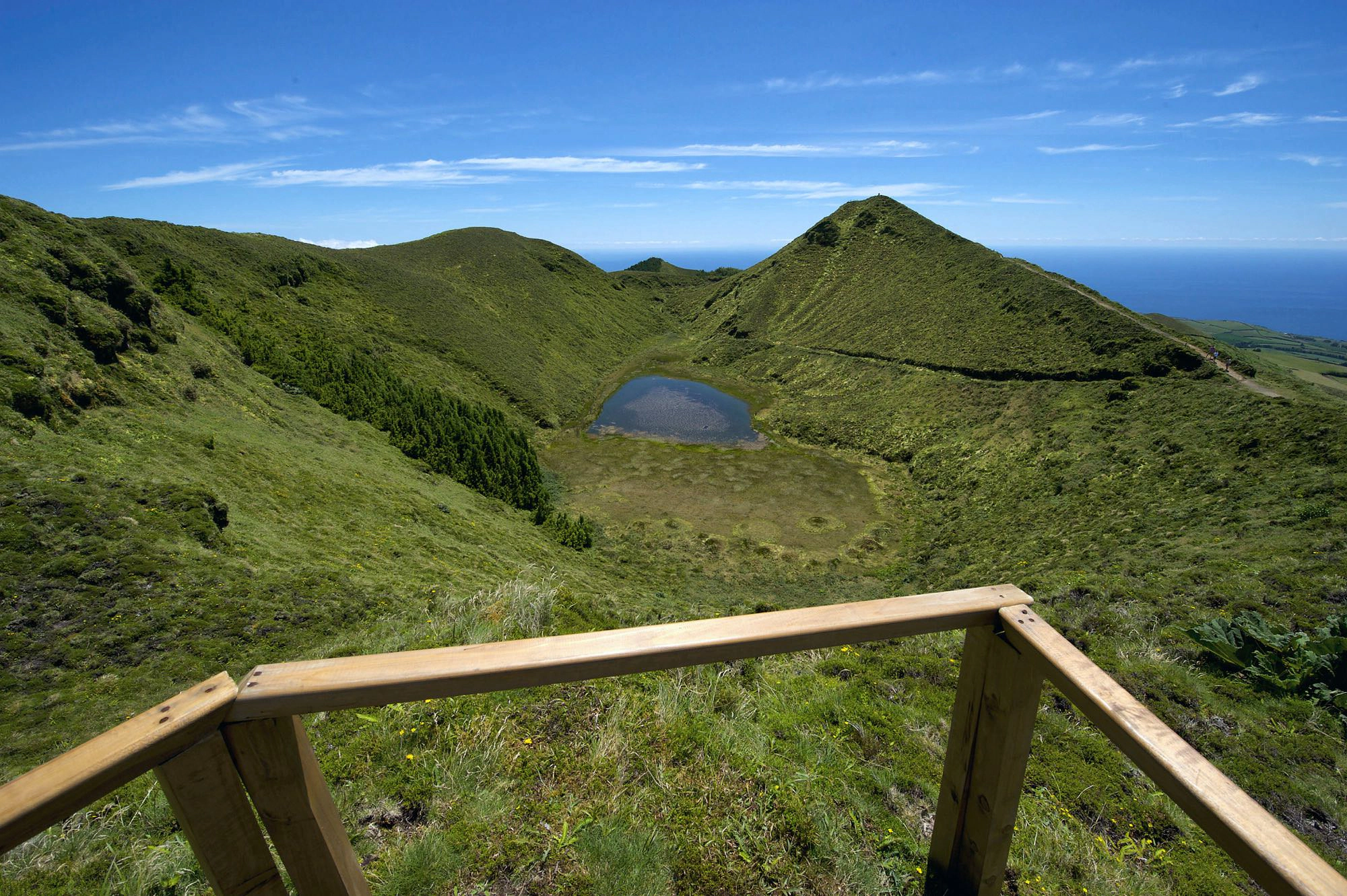 Ausblick auf den Kratersee des Pico das Éguas
