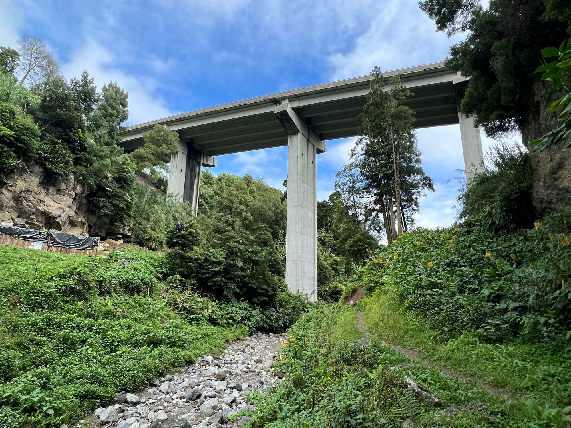 Der Wanderweg führt unter der SCUT Brücke hindurch