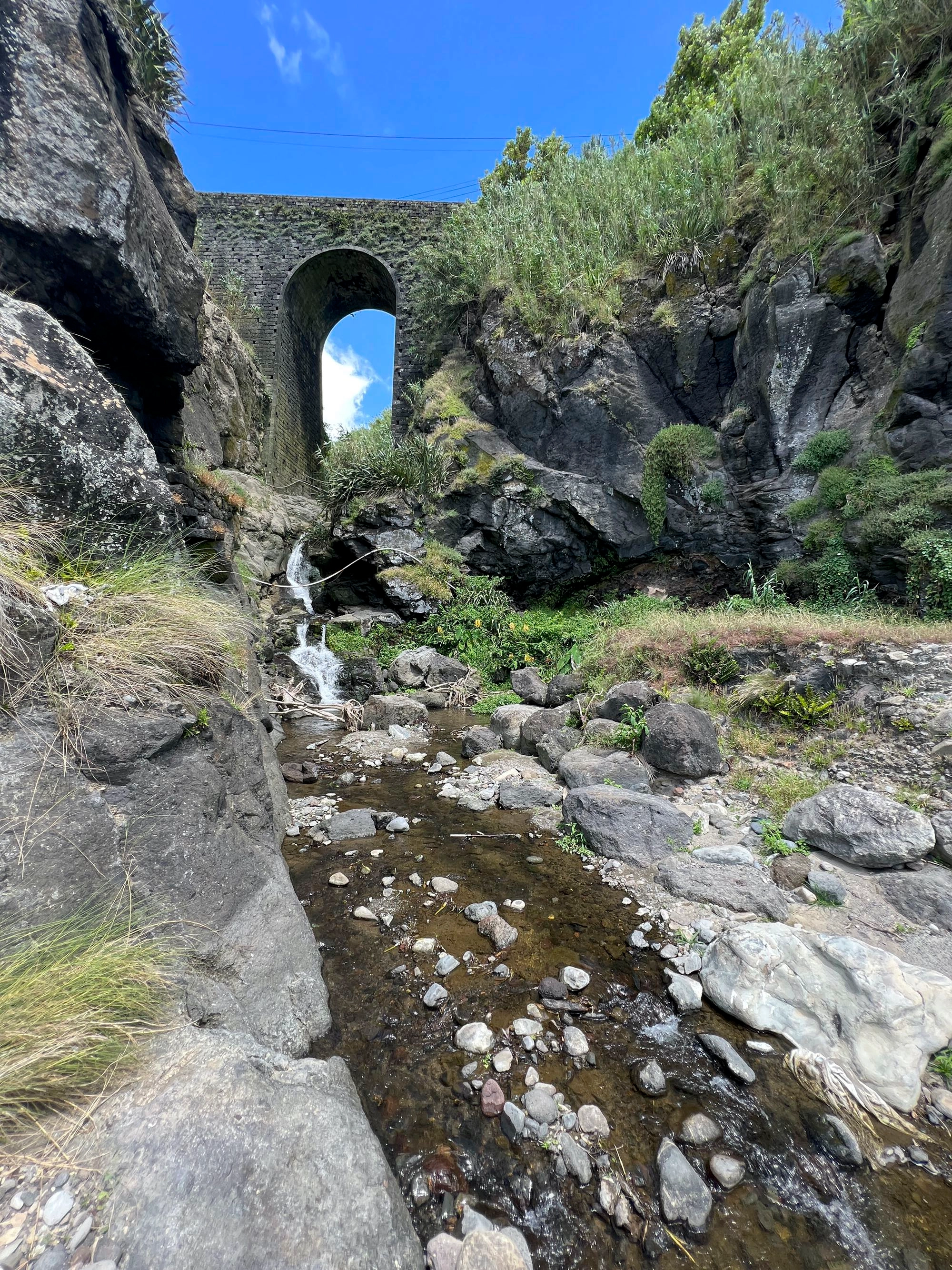 Steinbrücke an der Ribeira dos Pelames