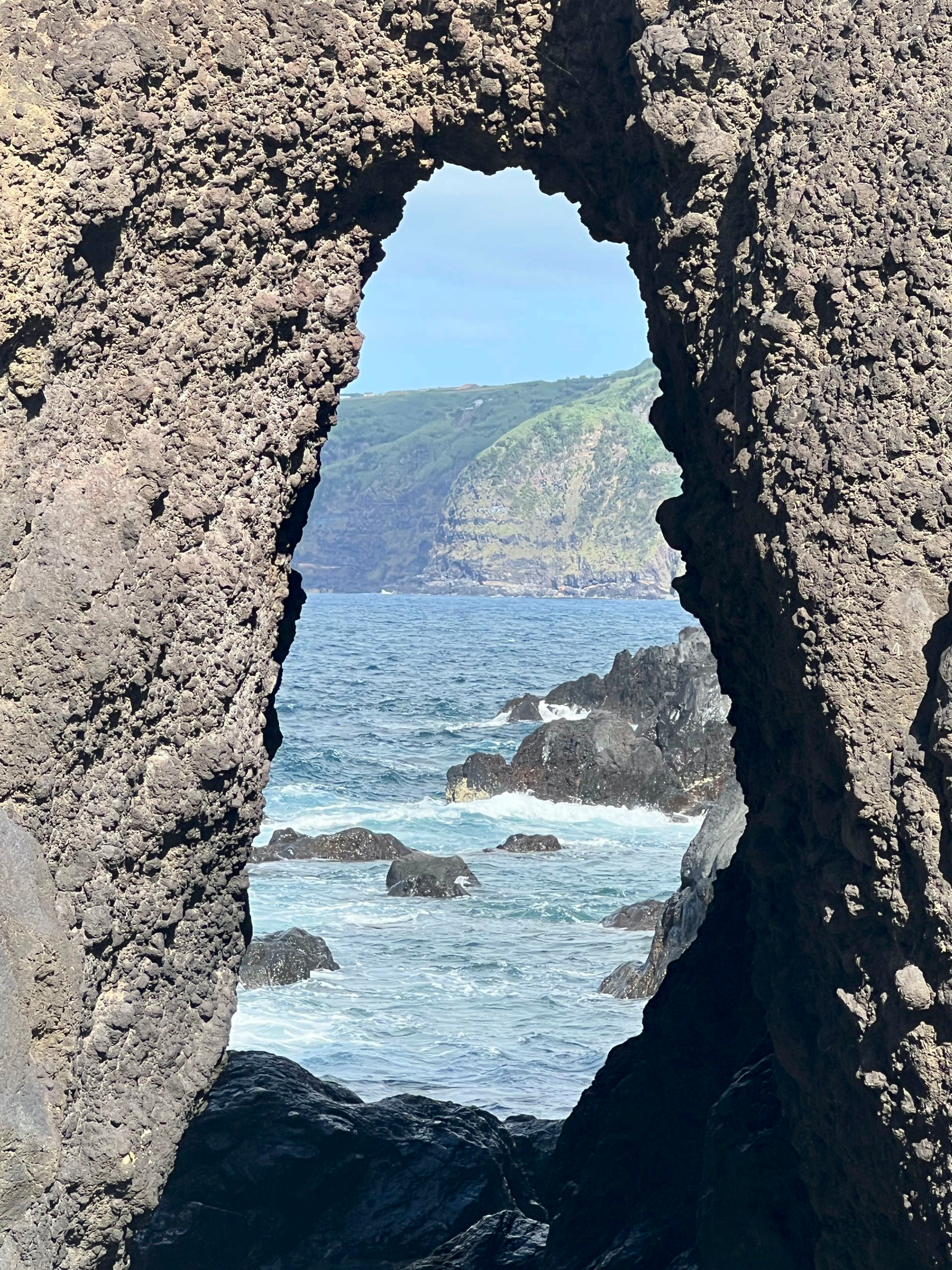 Felsenloch am Portinho