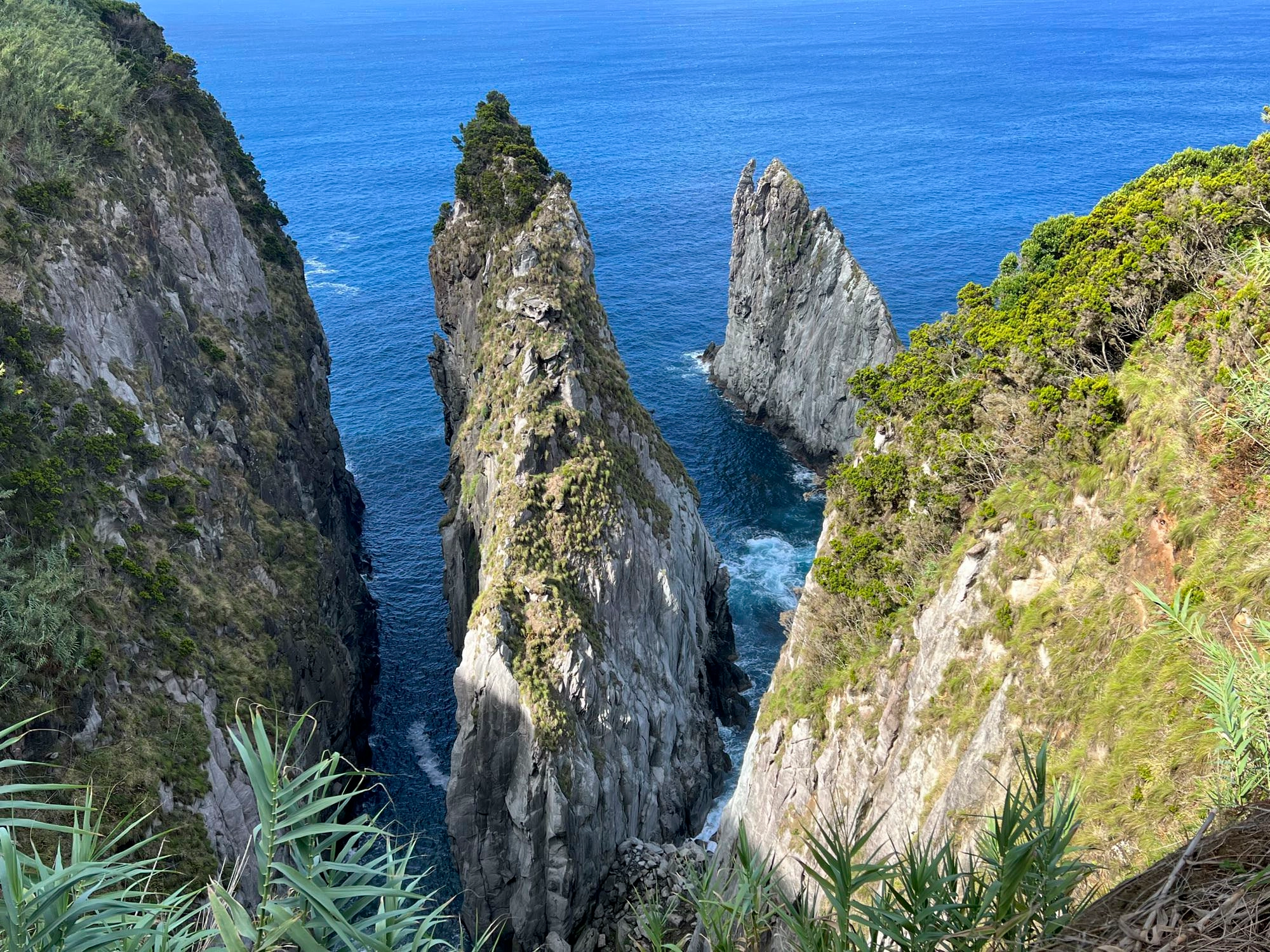 Felsinseln am Miradouro dos Ilhéus