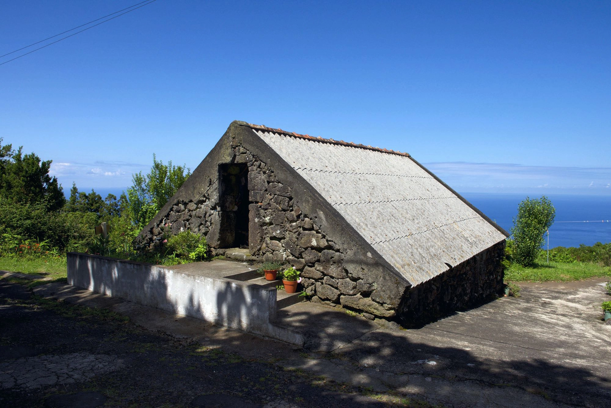 Neben dem markanten Steinhaus beginnt der Abstiegsweg