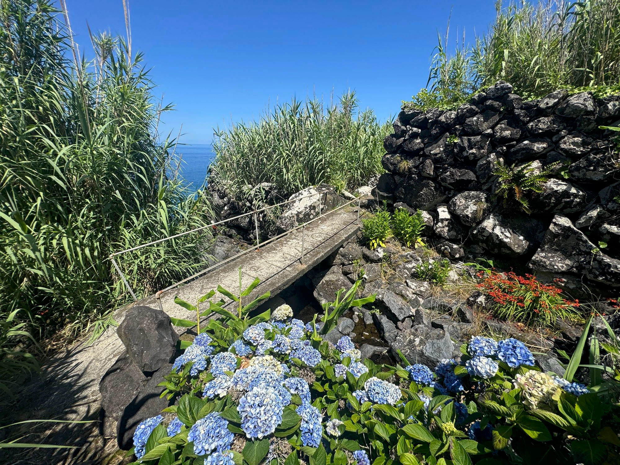 Betonbrücke in Fajã d'Além