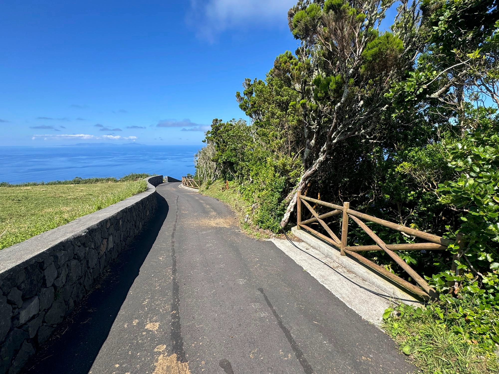 Eine schmale Straße führt an die ER1 hinauf