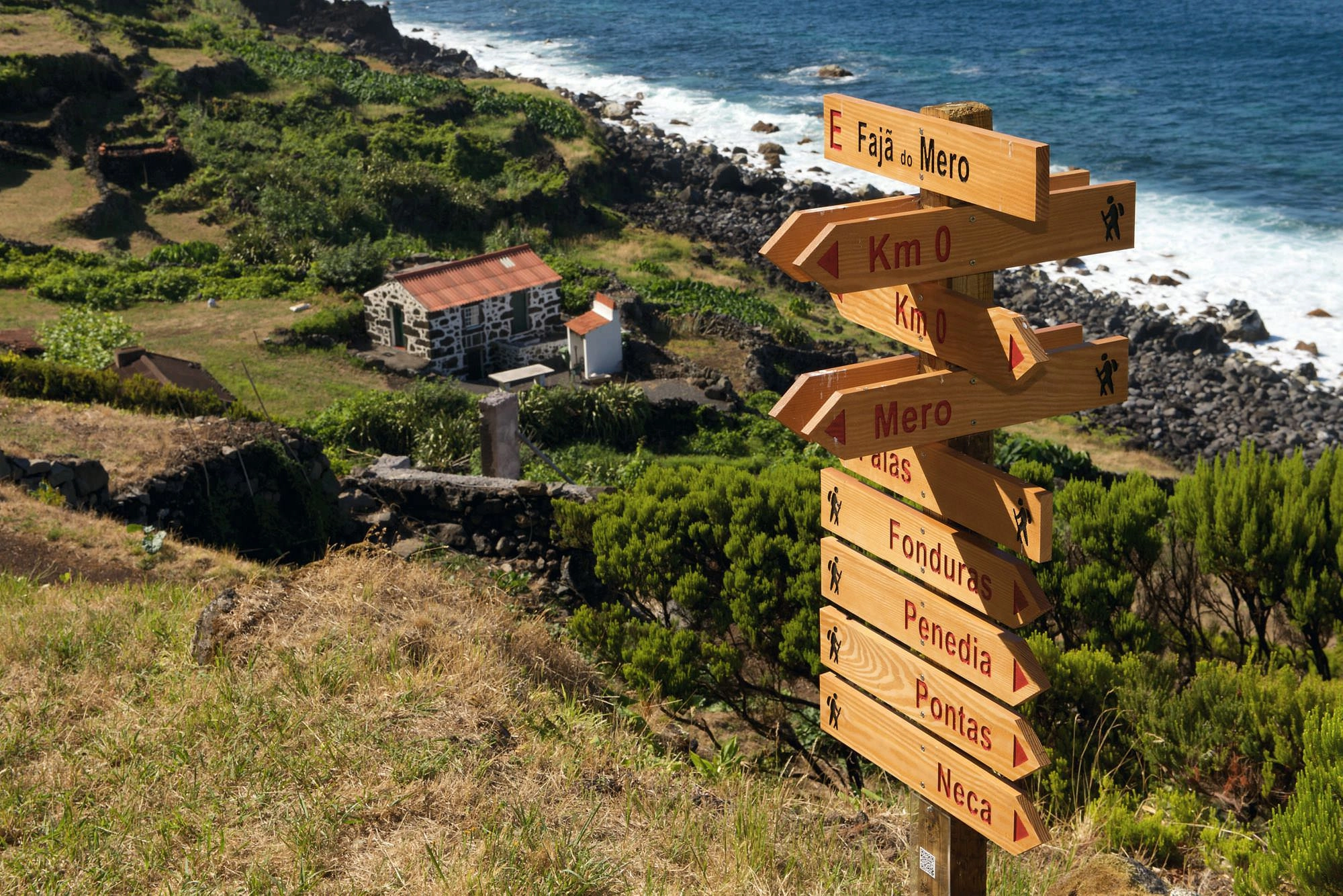 Die Wege und Fajãs sind alle beschildert