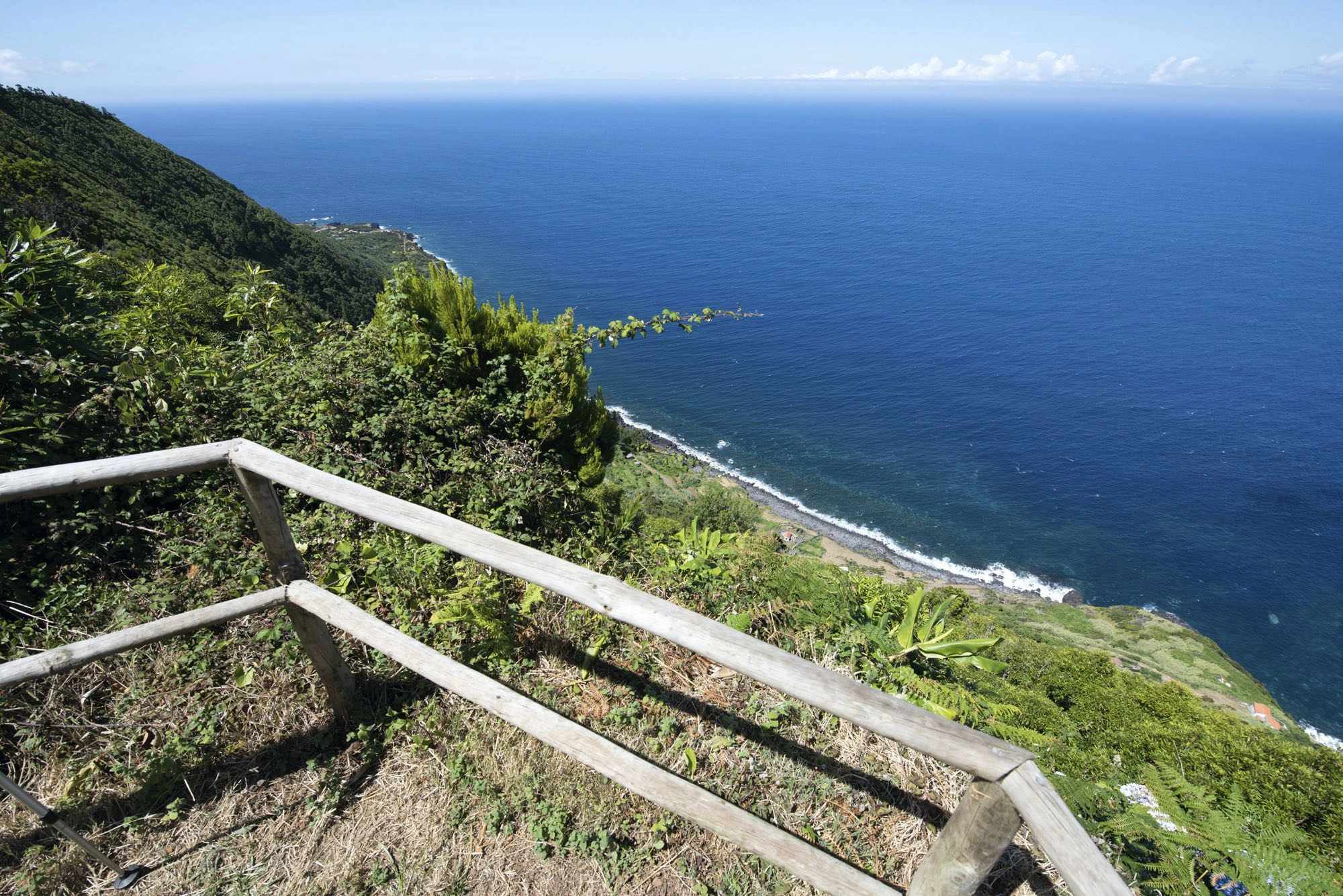 Blick hinab nach Fajã do Mero