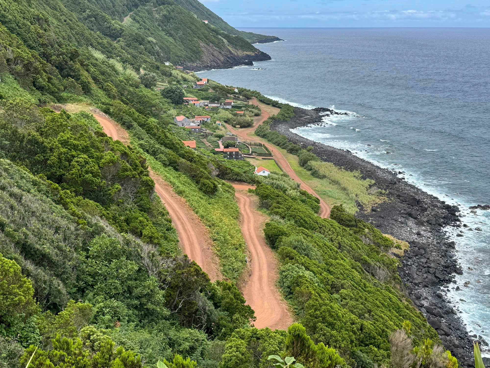 Blick zurück über Fajã da Penedia vom Miradouro da Linda