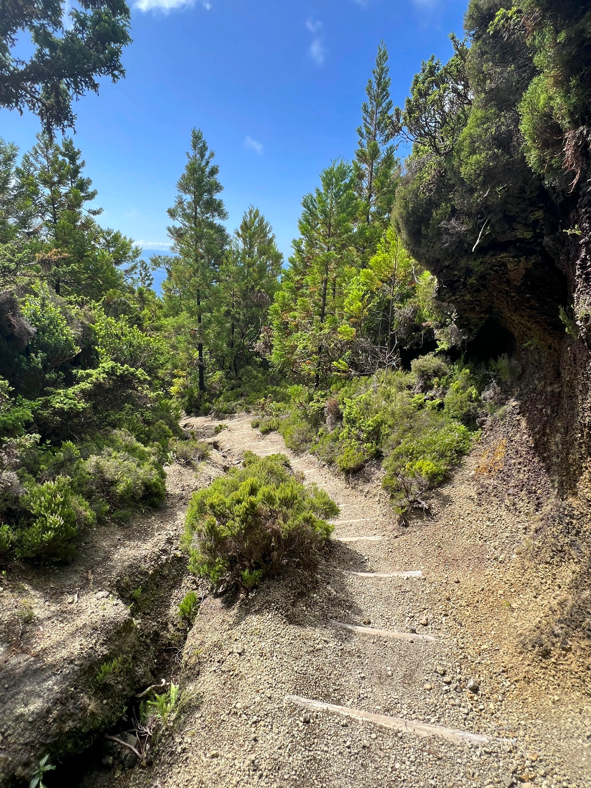 Der Abstieg verläuft zeiteise durch geröllige Wegabschnitte