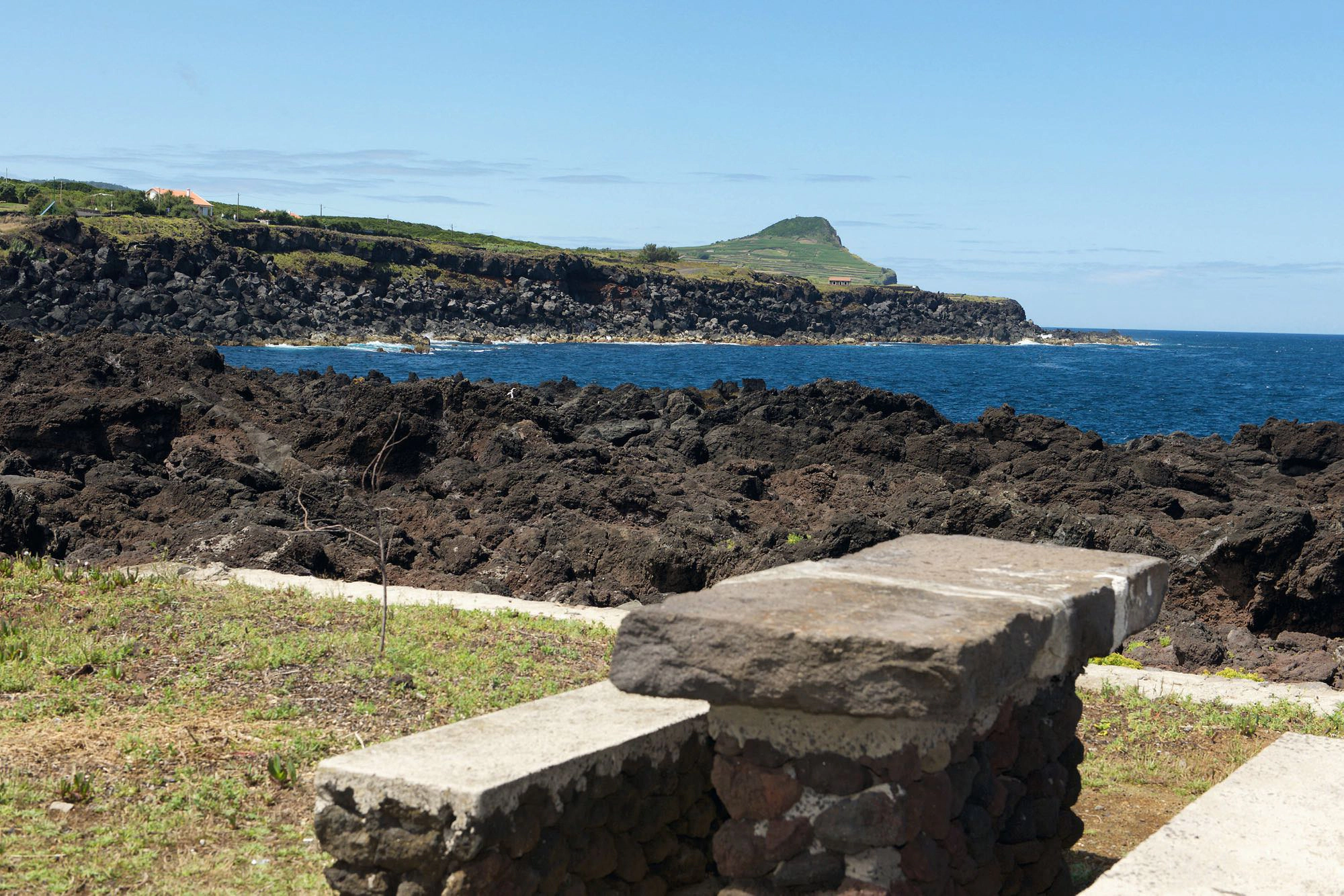 Picknickplatz an der Naturbadestelle von Biscoitos mit Blick auf den Pico Matias Simão
