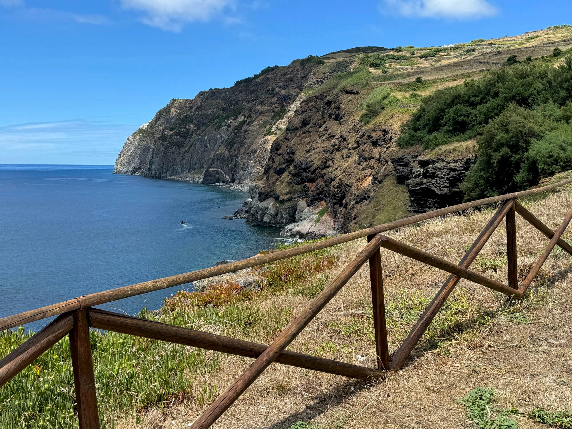 Blick ab Beira Mar auf die Steilküste an der Serra Branca