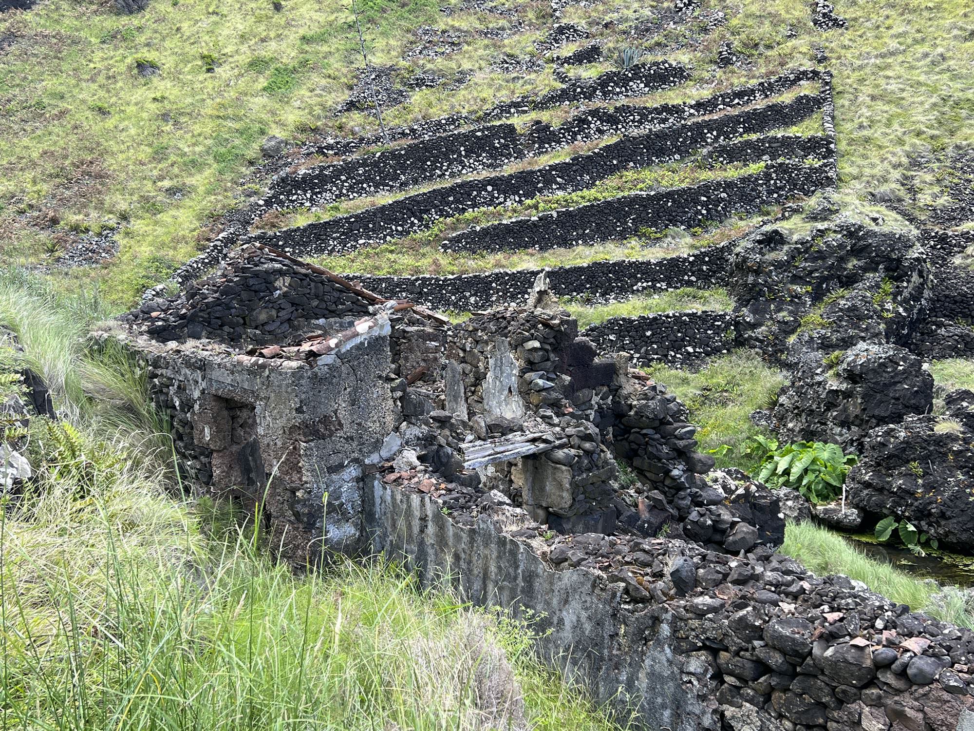 Wassermühlenruine in der Baía do Raposo