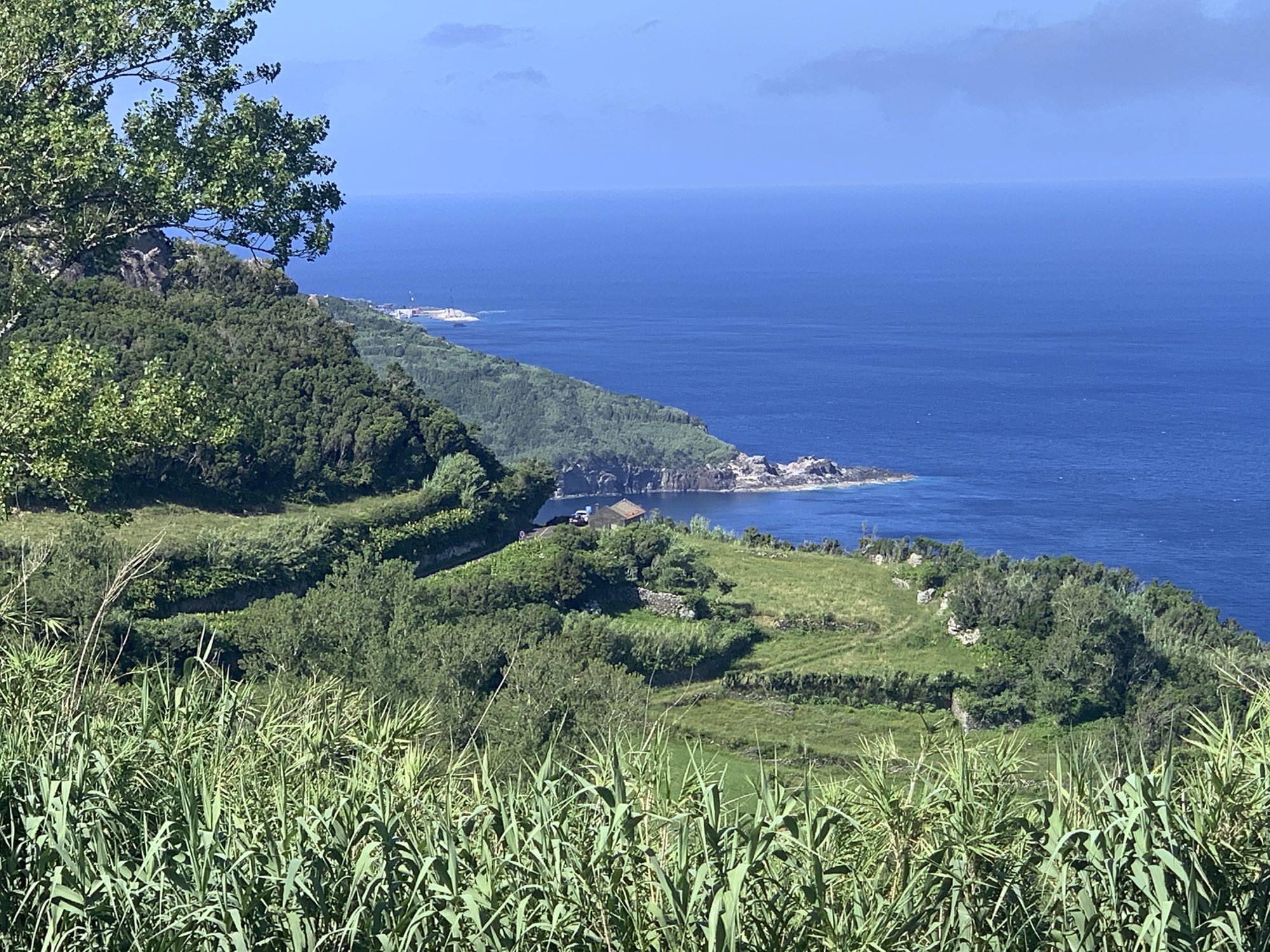 Der Blick reicht über die Ponta da Caveira bis nach Santa Cruz
