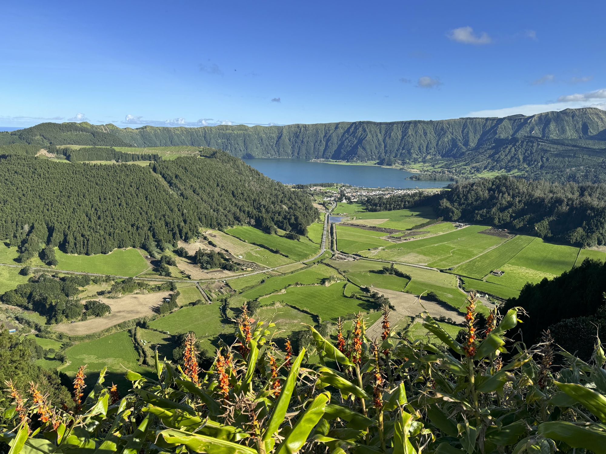 Blick auf den Krater von Westen