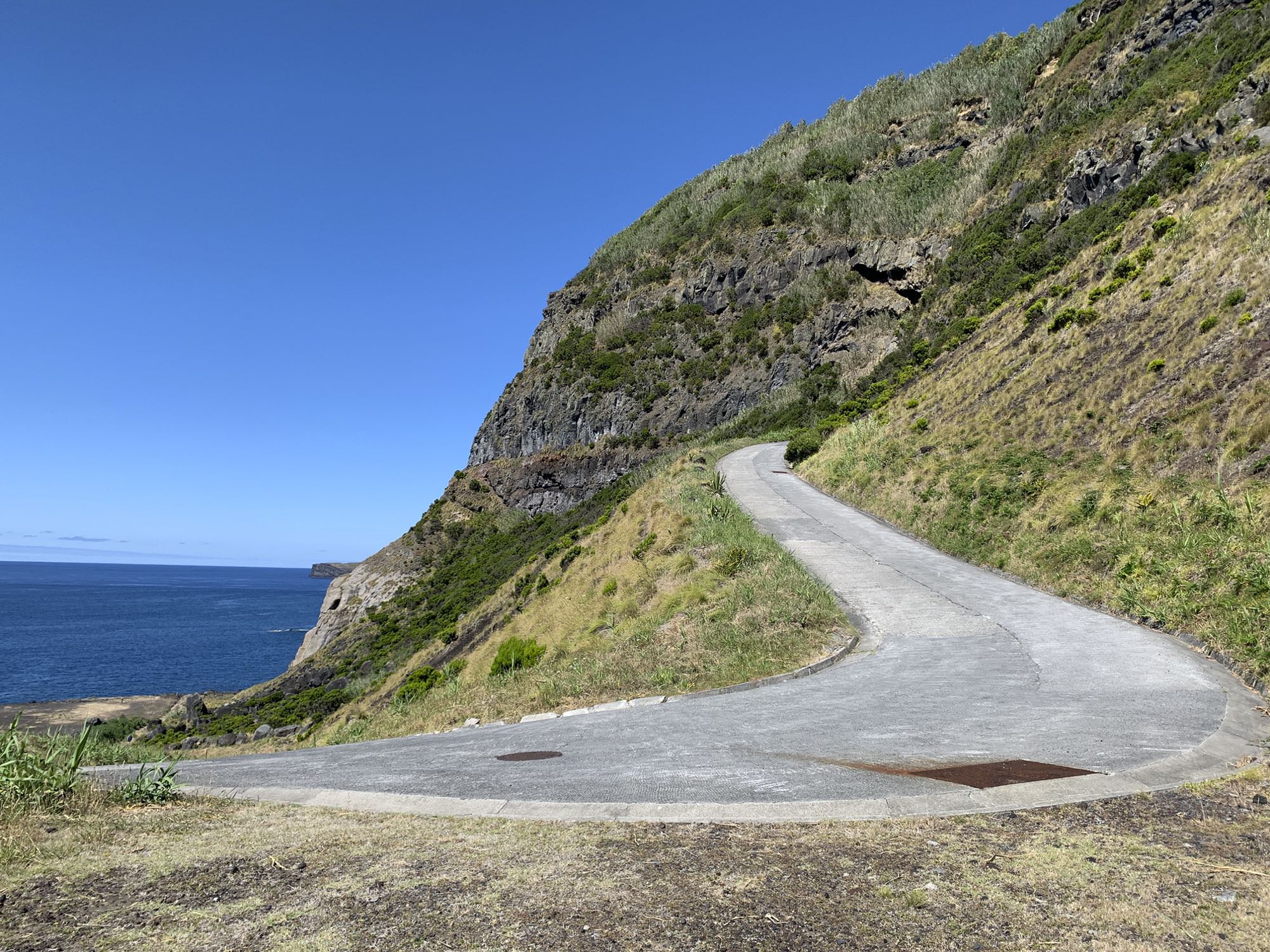 Schmale Straße hinab zu Ponta da Ferraria