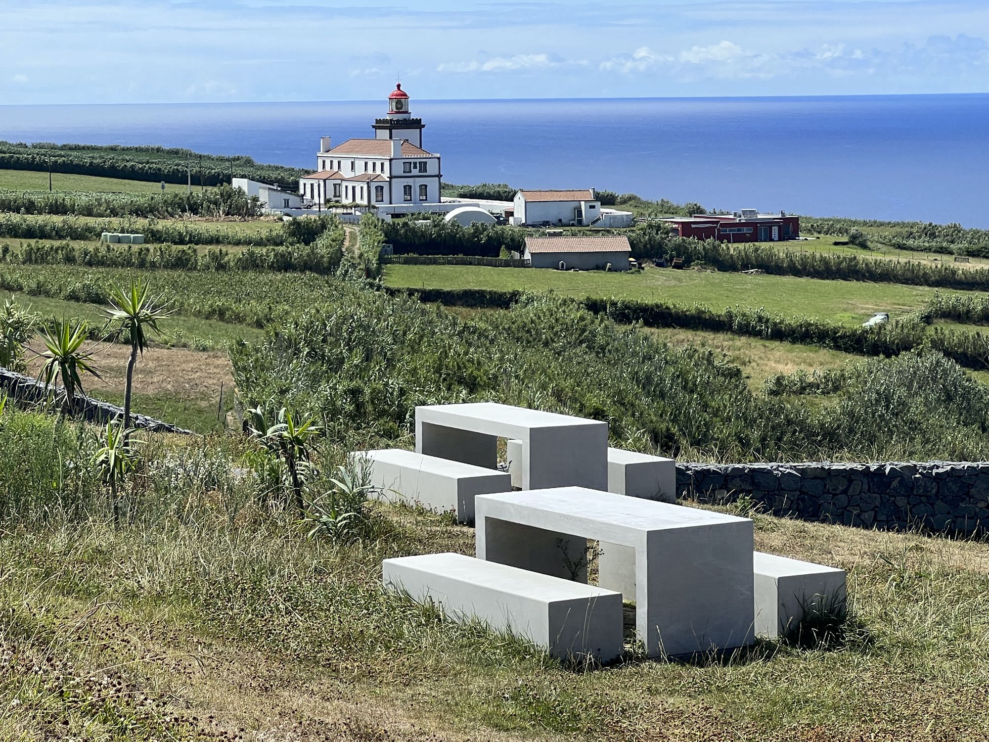 Blick vom Miradouro da Ilha Sabrina zum Farol da Ponta da Ponta da Ferraria