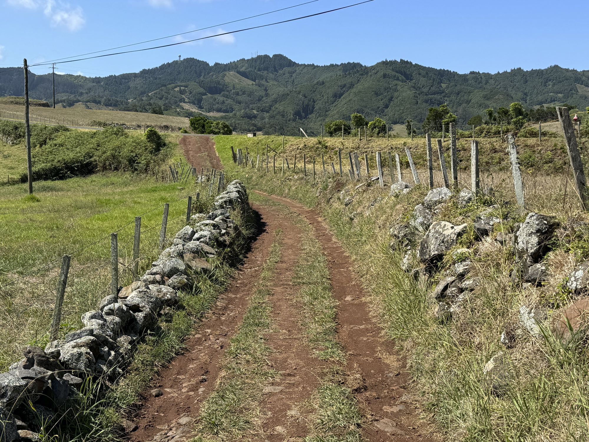 Zwischen Barreiro und Norte reicht der Blick zurück auf das Massiv des Pico Alto