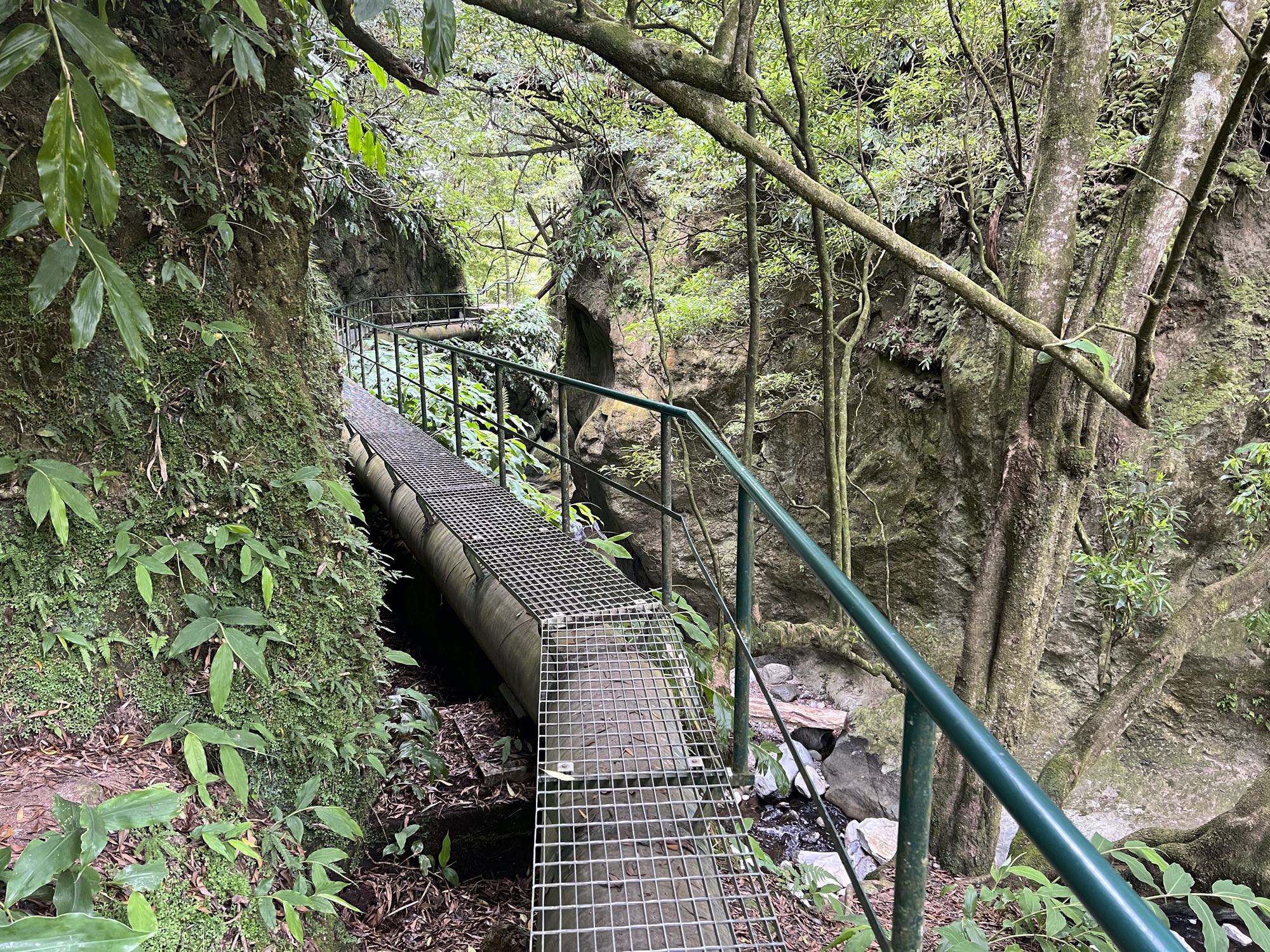 Steg im Tal des Ribeira Grande