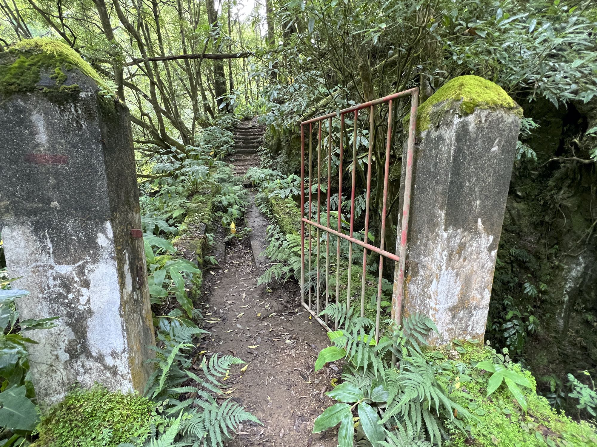 Querung des Ribeira Grande auf einer Brücke