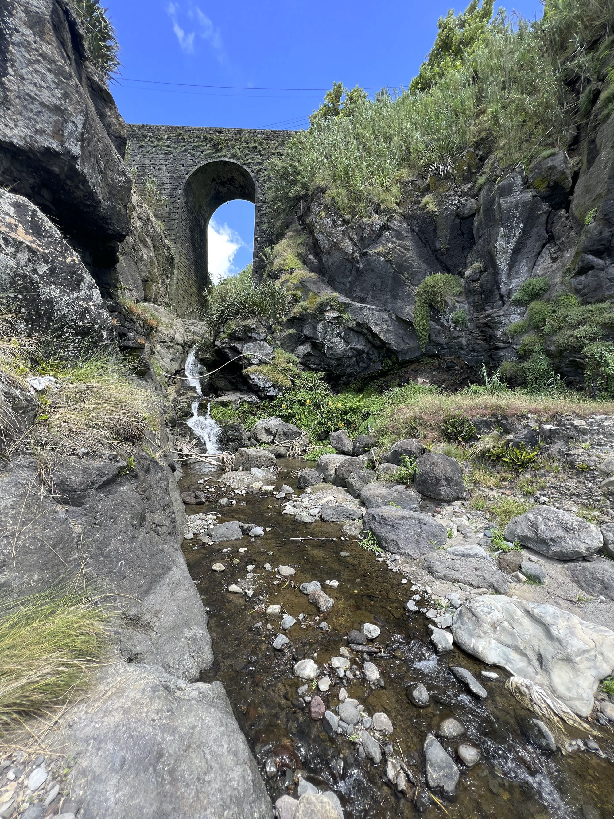 Steinbrücke an der Ribeira dos Pelames